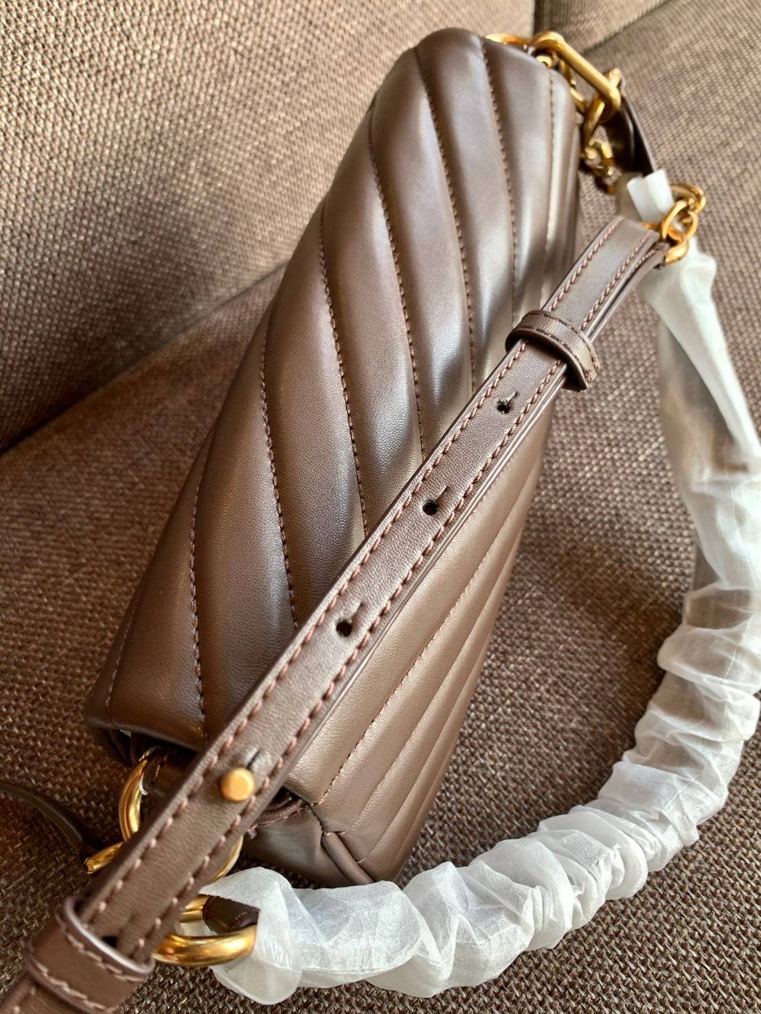 สีออกใหม่ แถมหายากด้วยค่าา! TORY BURCH KIRA CHEVRON SMALL FLAP SHOULDER BAG พร้อมส่งที่ไทย จำนวนจำกัดค่ะ! ✔️กระเป๋าคล้องไหล่หรือสะพายข้างได้ เปลี่ยนลุคดูไม่จำเจ 🔺หนังแกะแท้ ซึ่งจะคุณภาพดี เงา นิ่ม และราคาสูงกว่าหนังวัวนะคะ!