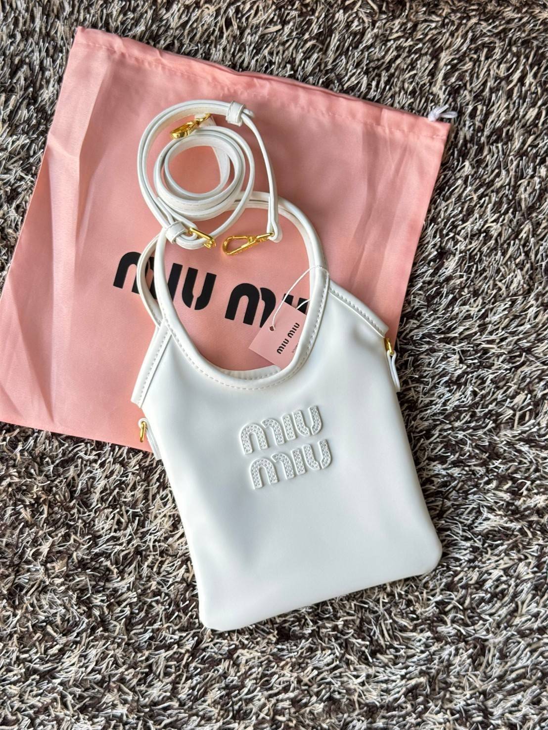 MIU MIU IVY leather handbag / Miu Miu ivy mini tote กระเป๋าสไตล์คลาสสิก มาในดีไซน์เรียบแต่โก้ ให้ลุคที่ดูเท่มั่นใจ สามารถถือและสะพายได้ จุดเด่น ที่โลโก้หนังตัวนูน ที่เสริมให้กระเป๋าดูแฟชั่นและทันสมัย