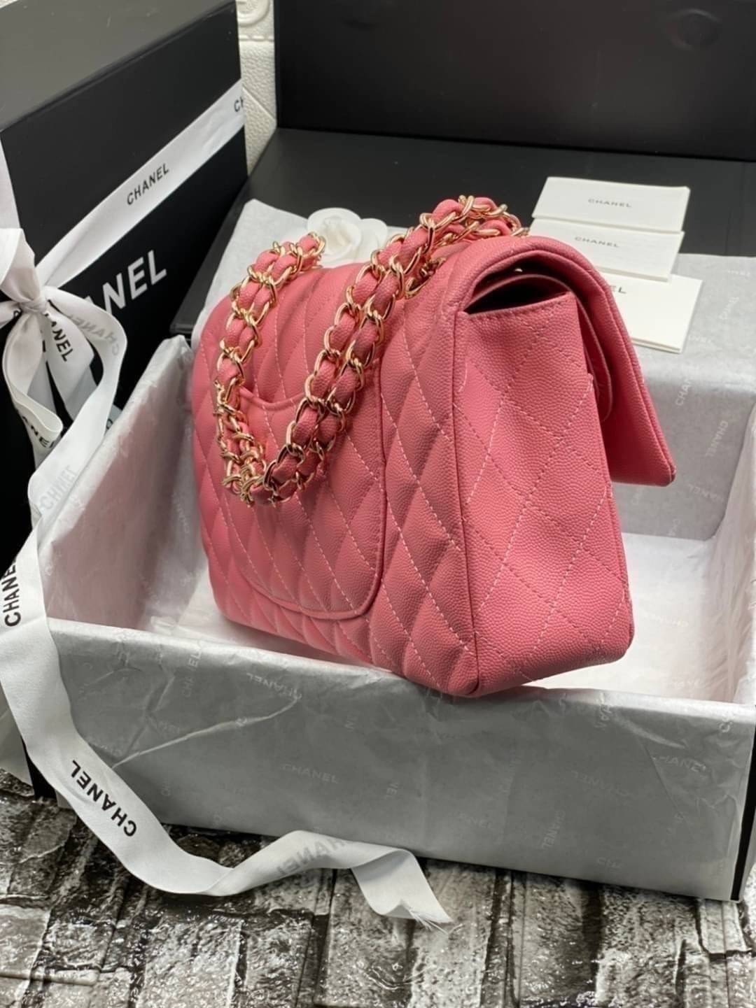 หนังแท้ CHANEL Classic Caviar 25cm กระเป๋าสะพายคลาสสิก หนังแกะและโลหะสีทอง ภาพสินค้าถ่ายจากงานขายจริง ใช้งานต่างประเทศได้