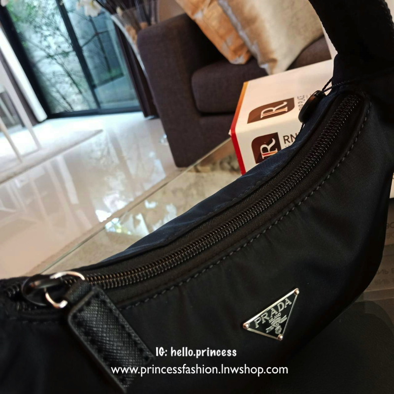 Prada nylon mini shoulder bag กระเป๋าถือหรือสะพายไหล่ size mini กำลังน่ารัก premium gift จาก prada วัสดุ nylon อะไหล่ทอง น้ำหนักเบา เปิดปิดด้วยซิป ใส่กระเป๋าสตางค์ใบสั้น, มือถือได้ทุกรุ่น ถือออกงานก็ดูดี