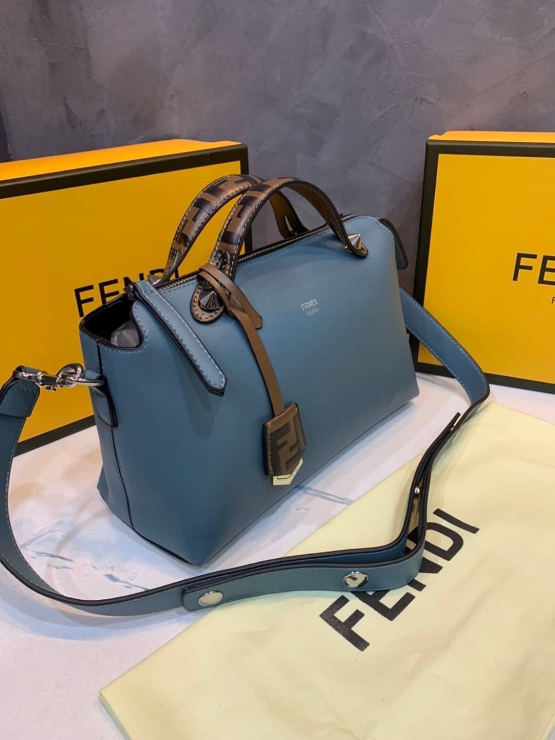 FENDI By The Way tote น้องงกลับมาแล้วว ใครรออยู่ห้ามพลาดจร้าา สวยๆอย่างนี้อดใจยังไงไหว!! กระเป๋ารุ่นที่ไม่ว่าจะใช้แบบหิ้วหรือสะพายข้างก็สวยทุกลุค แถมแมทกับชุดได้ง่าย เหมาะกับทุกๆวัน สินค้าพร้อมส่ง มีจำนวนจำกัด