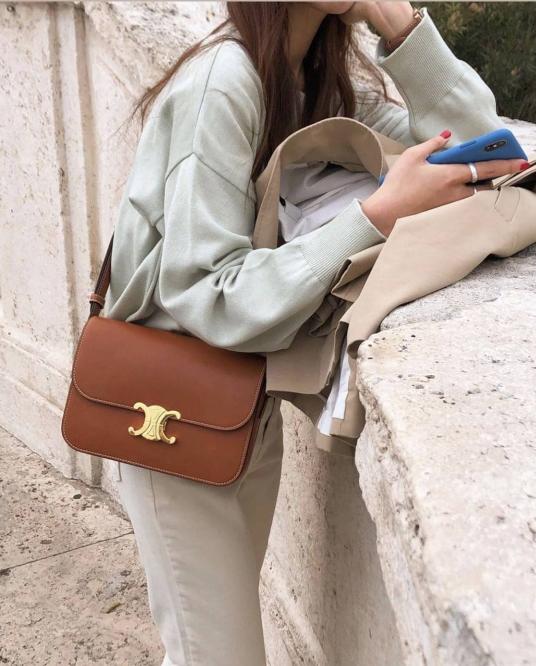 CELINE CLASSIQUE TRIOMPHE BAG IN SHINY CALFSKIN ไอเท็มสุดคลาสสิค ที่ขาดไม่ได้ กระเป๋าสะพายทรงสวยคลาสสิค แฝงความผู้ดี ที่ใช้ได้ทั้งชายหญิง