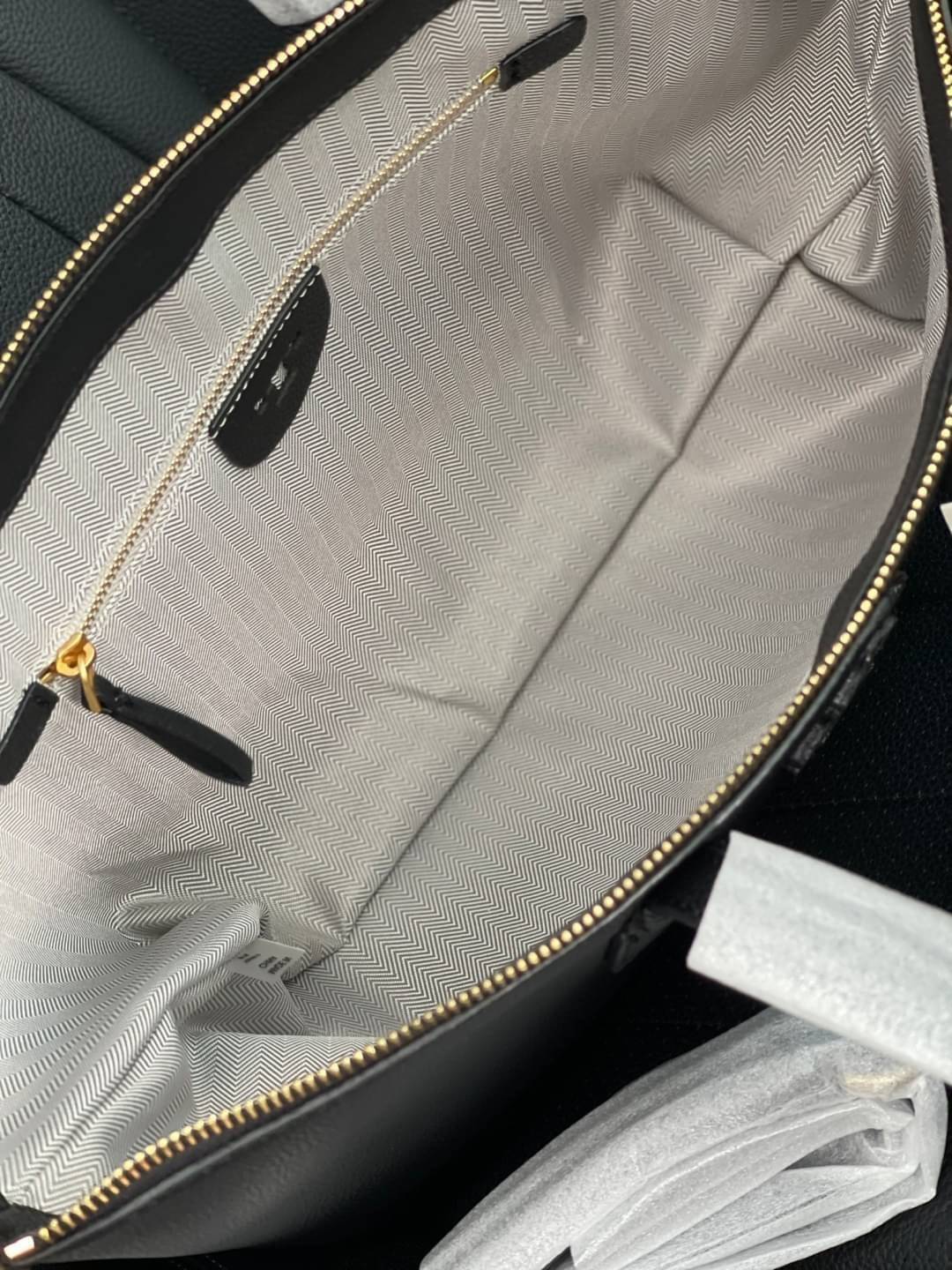 ของแท้ 💯% 】Tory Burch McGraw Top-Zip Satchel เรียกได้ว่าใบเดียวก็เอาอยู่ สำหรับสาวๆที่ชอบทรง Tote Bags และ Crossbody Bags ใบนี้ตอบโจทย์ได้ดี โทนสีเรียบง่ายแต่แฝงไปด้วยความดูดี สุขุมและเป็นผู้ใหญ่