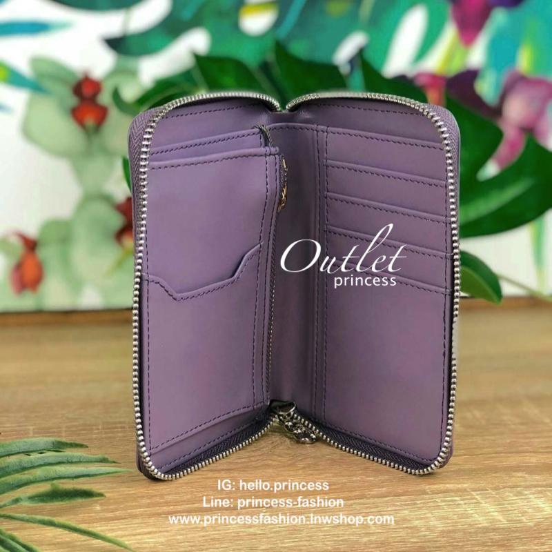 CHARLES & KEITH CHAIN ZIP WALLET กระเป๋าเงินซิปรอบใบกลาง หนังขึ้นลายสวยงาม ด้านหน้าปั๊มโลโก้แบรนด์ มีจุดเด่นที่ซิปเป็นห่วงโซ่เล็กๆน่ารัก ด้านในมีช่องซิปใส่เหรียญ ช่องบัตร 4 ใบและช่องใส่ธนบัตรตามยาว ใส่แบงค์พันได้ตามยาวเลยค่า ไว้ใช้กับกระเป๋าใบเล็กเหมาะมาก