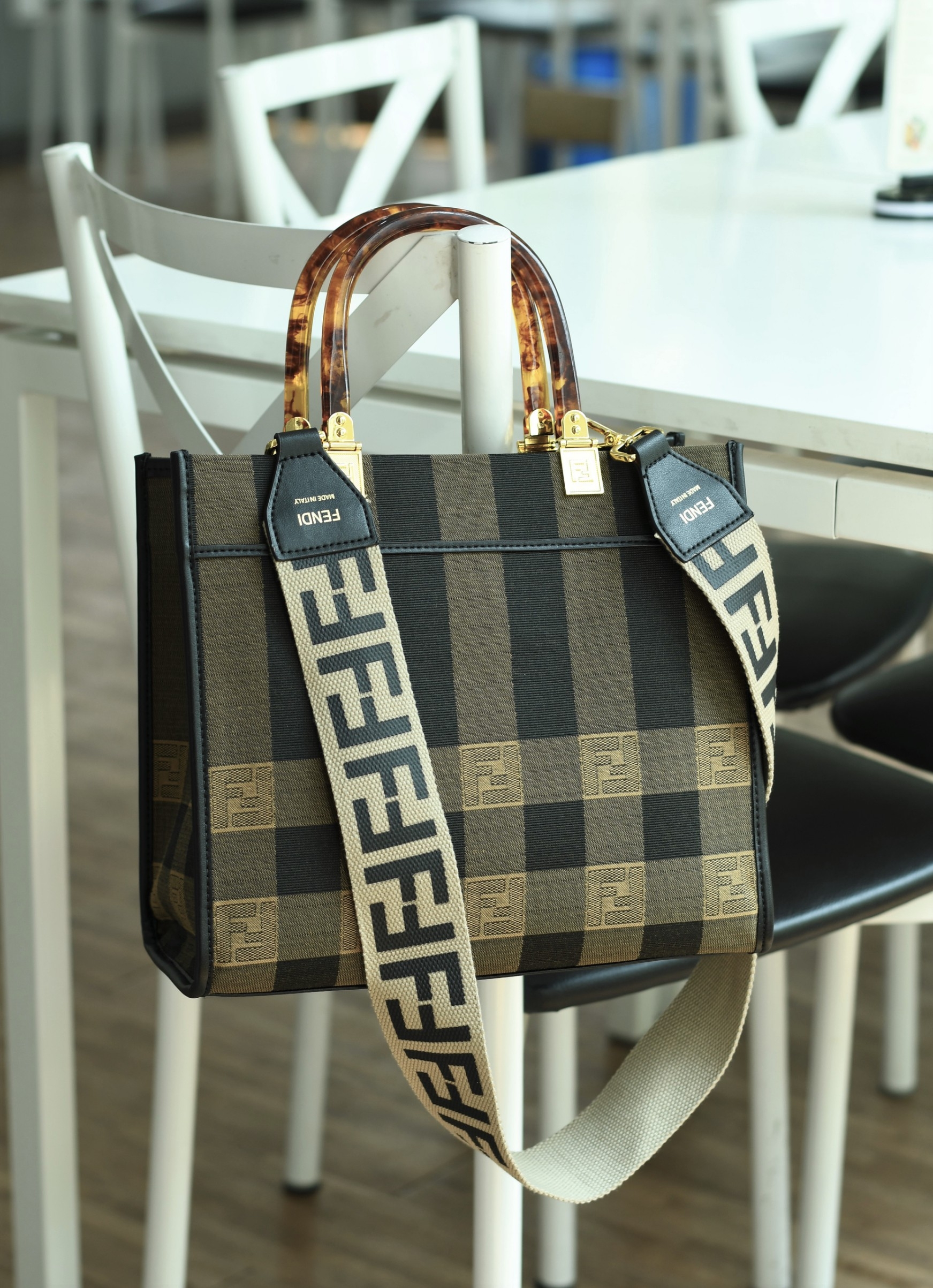 พรีเมี่ยมกิ๊ฟแท้ 100% 】Fendi New Tote Gift bag กระเป๋าถือหรือสะพายไหล่ วัสดุผ้า canvas ปักลายแบรนด์ น้ำหนักเบา ภายในโล่ง จุของได้เยอะ สวยหรู ดูดี คุณนายสุดๆ ไอเท็มแนะนำเลยค่า