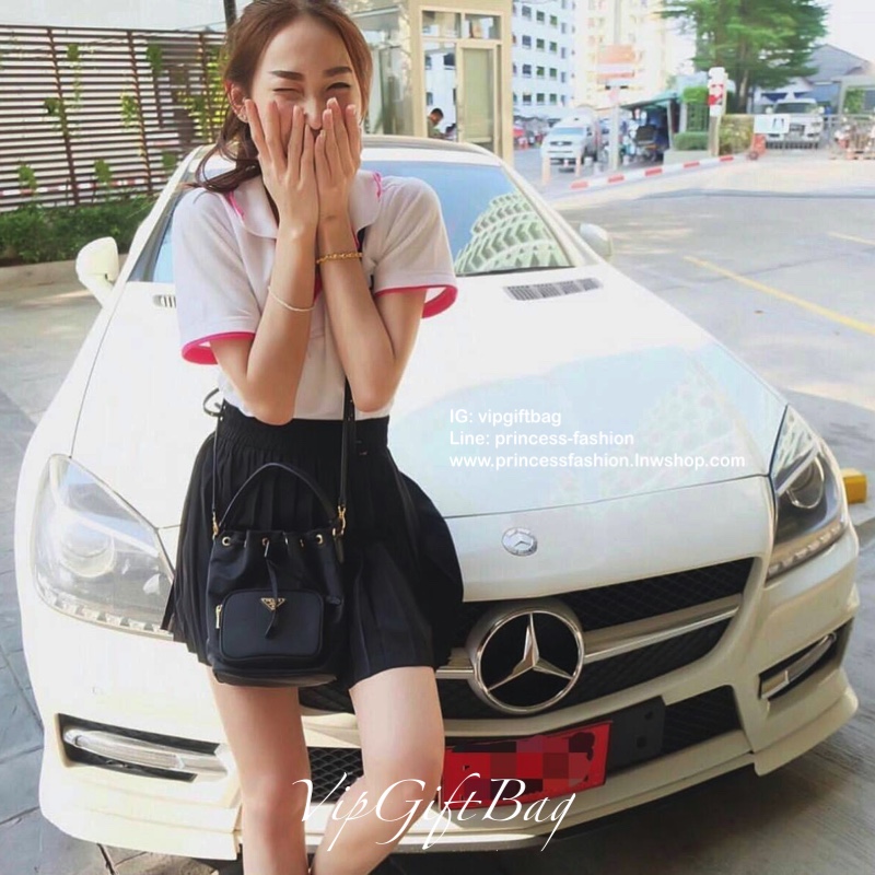 Mini งานมินิน่ารัก🌸🌼 เข้าแล้วคะ งานพรีเมี่ยมกิ้ฟ จากเคาเตอร์ต่างประเทศคะ มาฝาก จากแบรนด์ PRADA *premiumgift ค่า เป็นกระเป๋าผ้า nylon silk *ไซส์มินิ เนื้อหนาซับในอย่างดี จุดเด่นคือ กระเป๋าสามารถ ปรับ ได้ 2 ทรงคือ ผูกเชือกกระเป๋า หรือ ดึงเชื