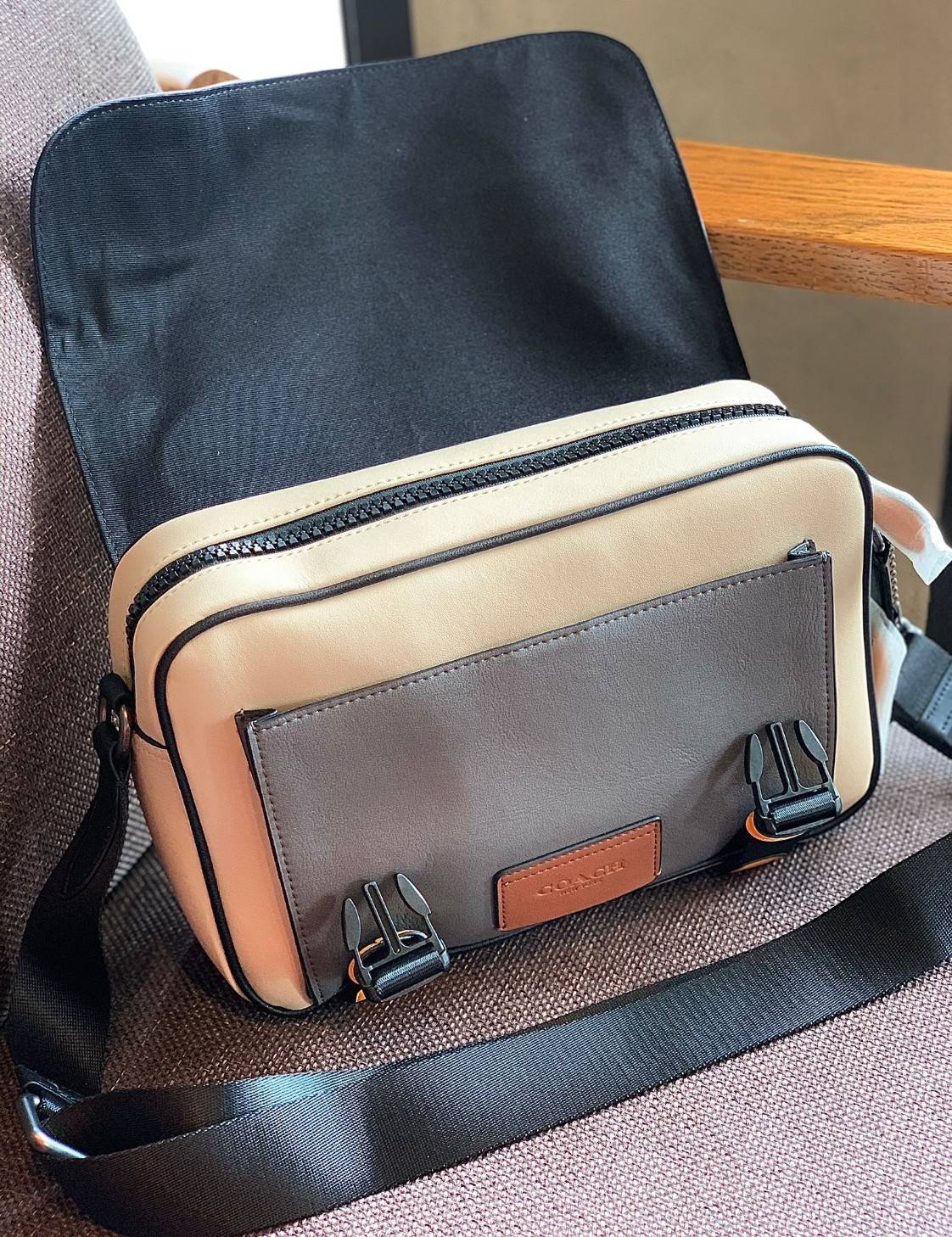 ไม่มีถือว่าพลาดมากๆ สำหรับรุ่นนี้ ใหม่เอี๋ยมเลยค่าา😘 COACH TRACK CROSSBODY IN COLORBLOCK ((4141//4021)) พร้อมส่งที่ไทย ใหม่ล่าสุดค่ะ! กระเป๋าสะพายครอสบอดี้ร์หรือสะพายข้าง หนังแท้ชั้นดีที่สุด หนังนิ่มสวยมากๆค่ะ ด้านหน้าเย็บป้ายหนังโลโก้แบรนด์ เปิดป