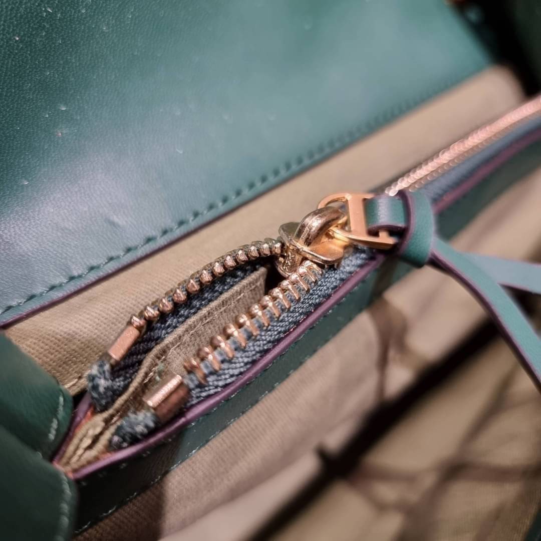 TORY BURCH FLEMING SOFT CONVERTIBLE SHOULDER BAG รุ่นหายากที่สาวๆตามหา มาพร้อมเสิร์ฟความสวยถึงบ้านไปเลยจ้า รอบนี้คัดสีสวยๆมาให้ได้ช้อปกันอย่างจุใจไปเลย กระเป๋าสะพายไหล่ หนังแท้นิ่มเต็มใบ สวยหรูดูแพง เปิด-ปิดด้วยตัวกดล็อคแน่นหนา สายสะพายในตัวปรับใช้ได้ 2 แ