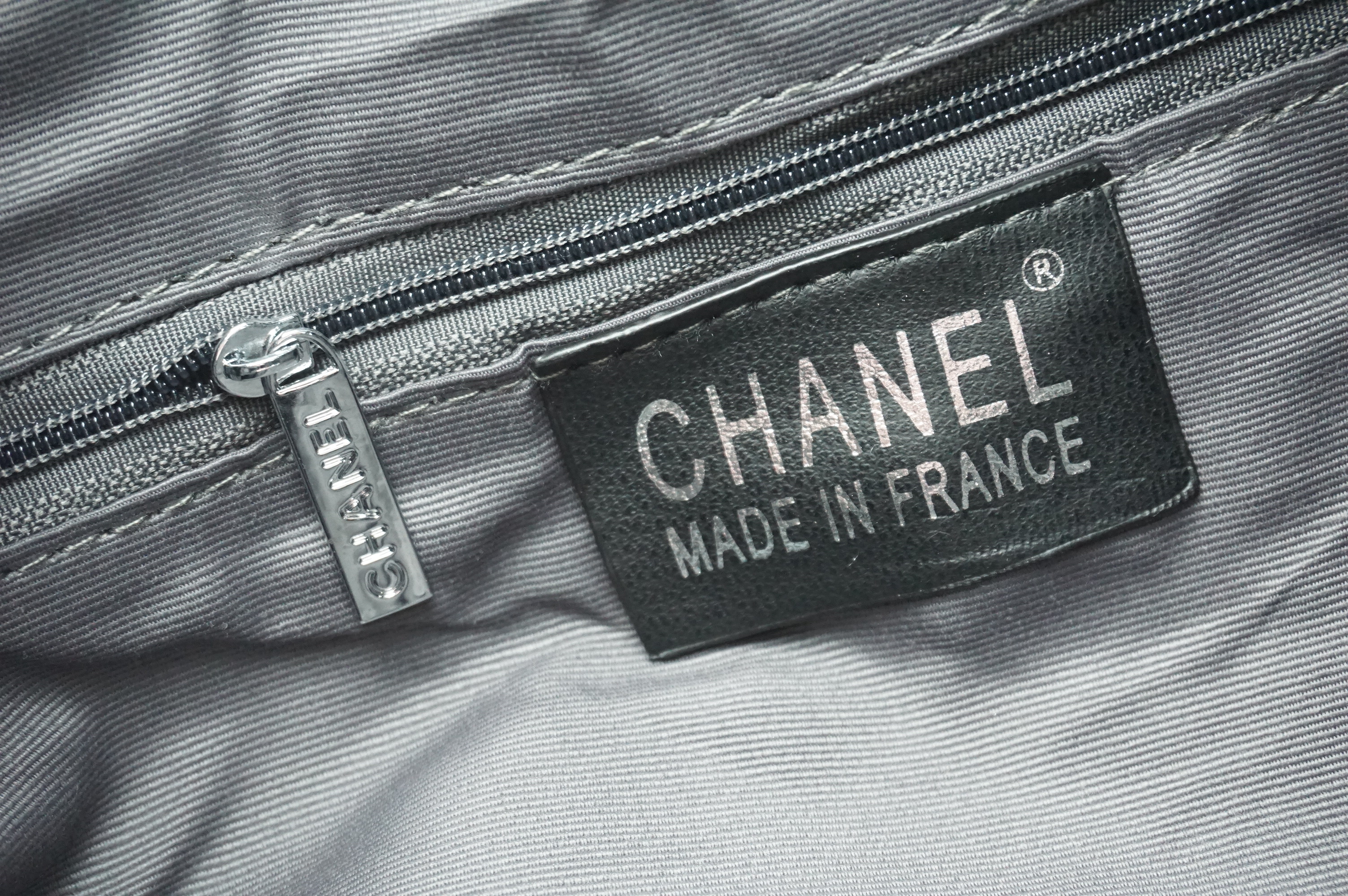 premium gift Chanel ทรงขนมจีบปักโลโก้นูน โลโก้ปัก ผ้า canvas เนื้อหนาอย่างดี มีซับใน ด้านหน้าปักโลโก้แบรนด์หรู จุดเด่นที่เป็นเป้สะพายด้านหลัง หรือสะพายด้านข้างก็ได้