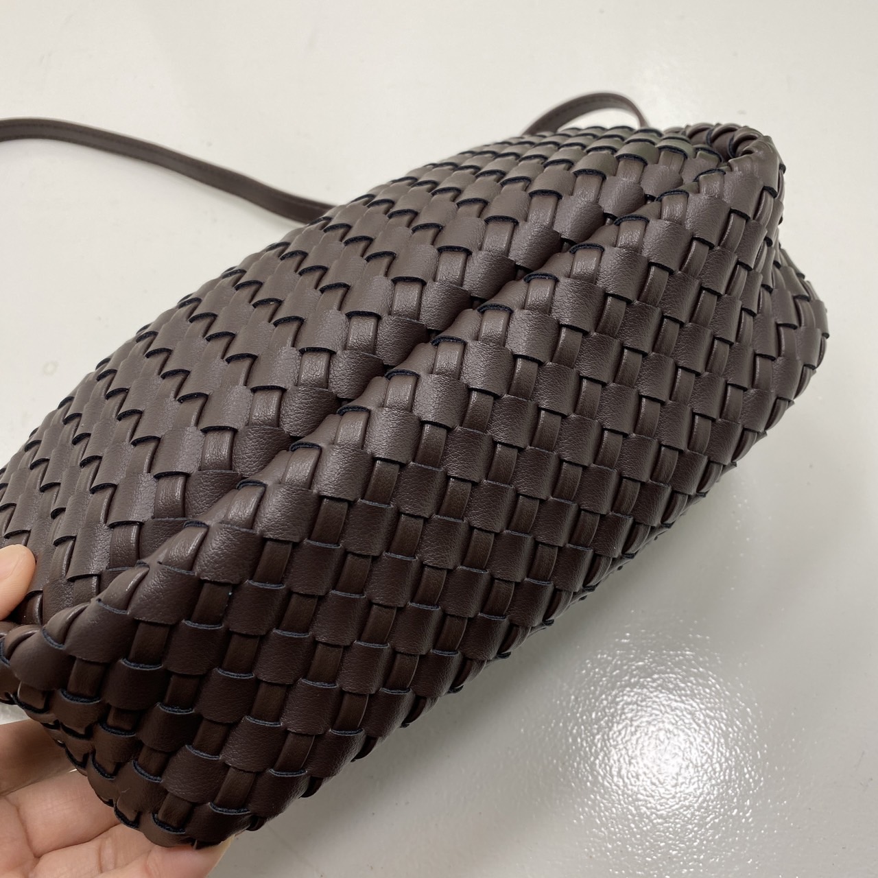 BOTTEGA intrecciato leather Snap Handle Handbag กระเป๋าถือ/สะพาย ดีไซส์สานเป็นเอกลักษณ์ หูจับในตัว หนังสวยงาม เกรดออริ สลับแท้ 1:1 ใช้งานต่างประเทศได้