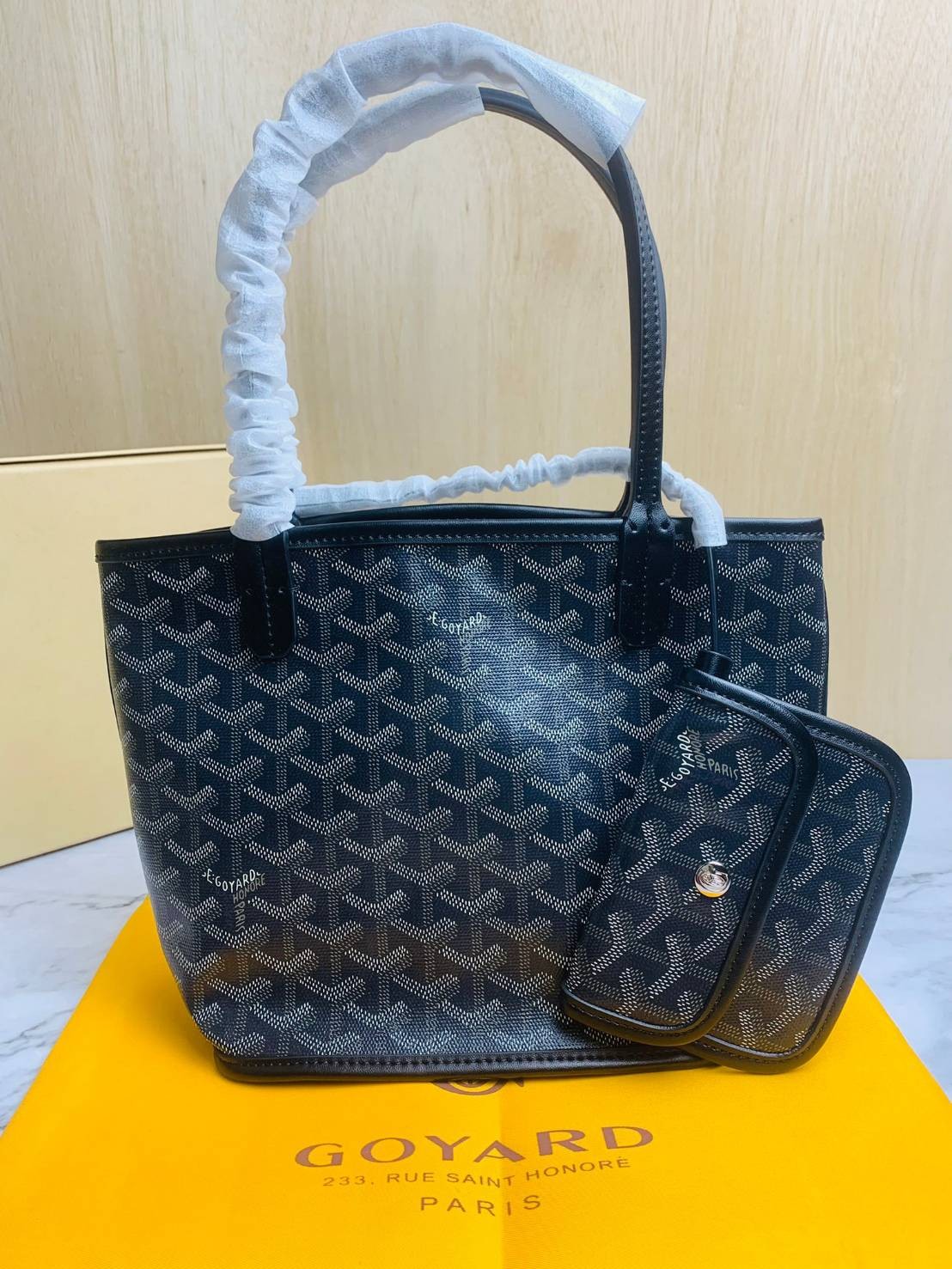 ori GOYARD saint louis mini tote reversible bag / GOYARD ANJOU TOTE MINI กระเป๋าทรงโท้ตมินิ ใช้ได้สองด้านเป็นหนังแท้เกรดดีทั้งใบ ทำให้การใช้งานได้ทนทานกว่า พิมพ์ลายคมชัด ขนาดกำลังน่ารัก ภายในโล่งกว้าง ใส่ของได้เยอะพอสมควรเลยค่ะ ดีไซน์ทรงสวยน่าใช้ แค่ถ