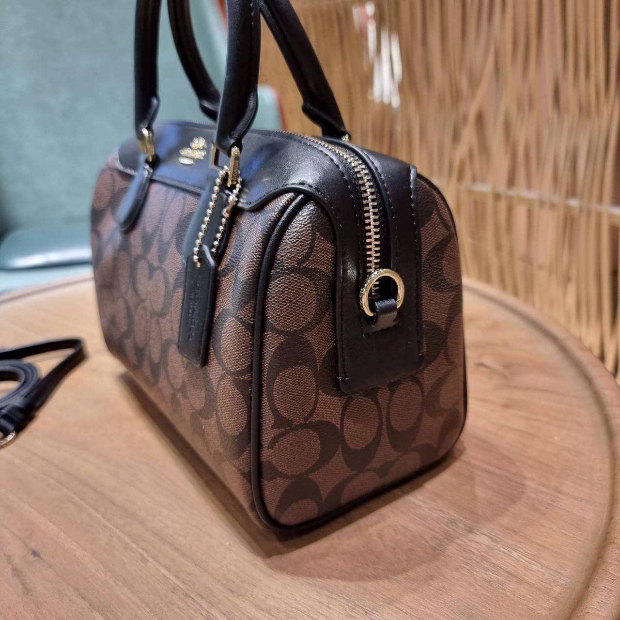 COACH F32203 MINI BENNETT SATCHEL IN SIGNATURE CANVAS กลับมาอีกครั้ง!! กับกระเป๋าทรงหมอนยอดฮิต 🥳 มีกี่สีก็ขายหมด วัสดุหนังแคนวาสเคลือบลาย ทรงสวยใช้งานได้ทุกโอกาส ภายในโล่งกว้างใส่ของได้เยอะ มีหูจับในตัว และสายสะพาย crossbody ปรับได้ตามตัว ใบนี้ไม่
