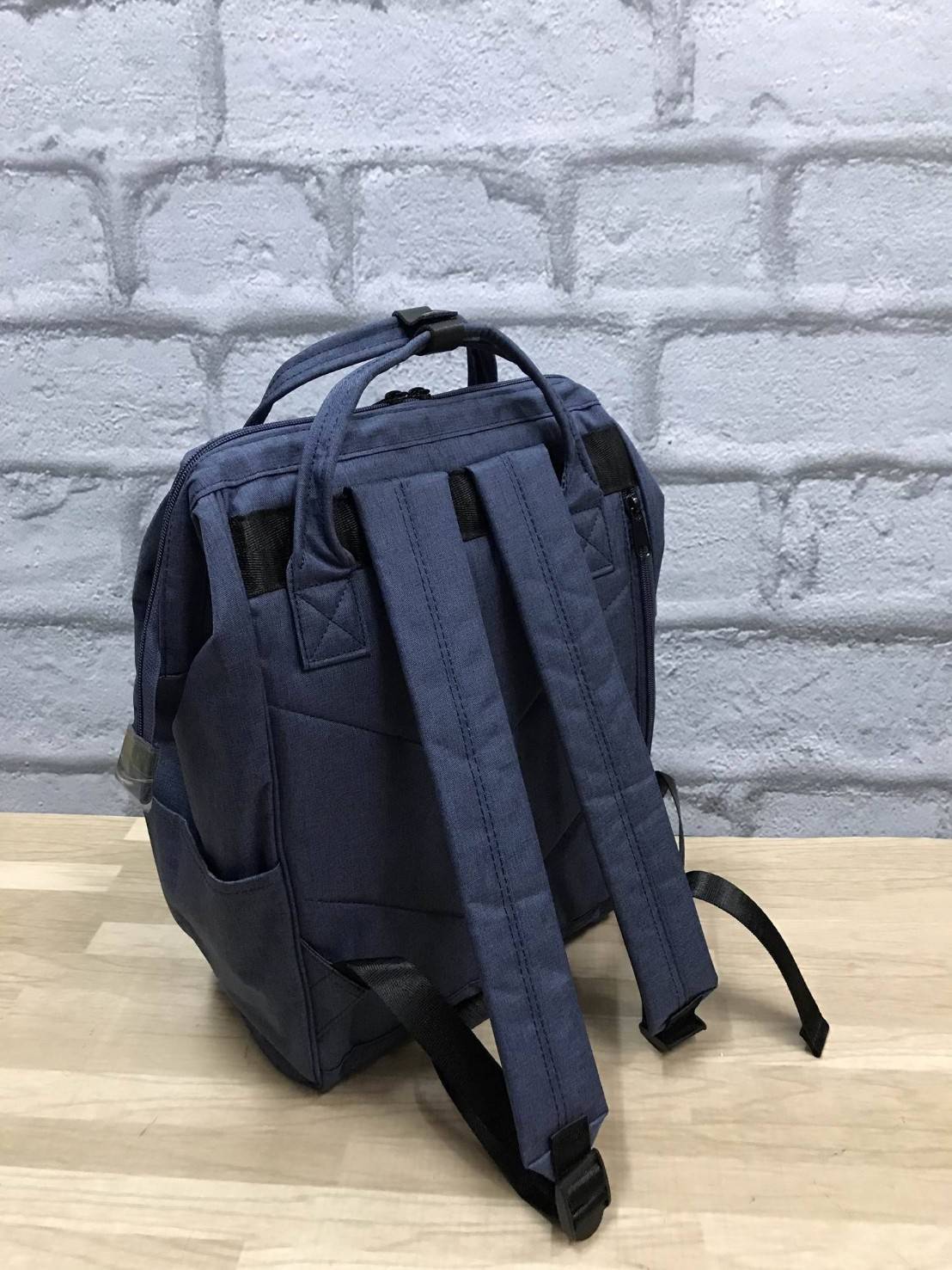 Anello Mottled Polyester Mini Backpack เป้แบรนด์ดังแห่งปี วัสดุ poleyester canvas เนื้อผ้าเรียบหรู และทันสมัย ดีเทลคล้ายรุ่น original ต่างตรงที่ด้านหน้าเป็นงานปักโลโก้สวยงาม และหัวซิป สกรีนโลโก้แบรนด์สีสันเข้ากับตัวกระเป๋า รุ่นชน shop มีหลากสีให้เลือกสรรค