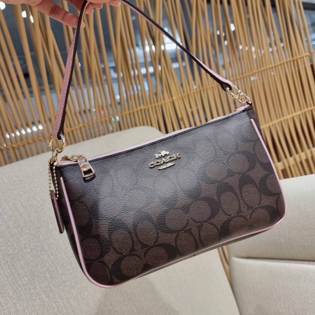 COACH 36674 TOP HANDLE POUCH IN SIGNATURE JACQUARD กระเป๋าทรงพอช ยอดฮิต ยกขึ้นแท่น ด้วยดีไซน์ที่ออกมาให้ใช้งานได้ง่าย ขนาดกำลังเหมาะ วัสดุหนังแคนวาสทนทาน ดีไปหมดขนาดนี้!! คุณลูกค้าถึงสั่งกันรัวๆจริงๆ ภายในโล่งกว้าง ใส่โทรศัพท์ได้ทุกรุ่น มาพร้อมสายคล้องแขน