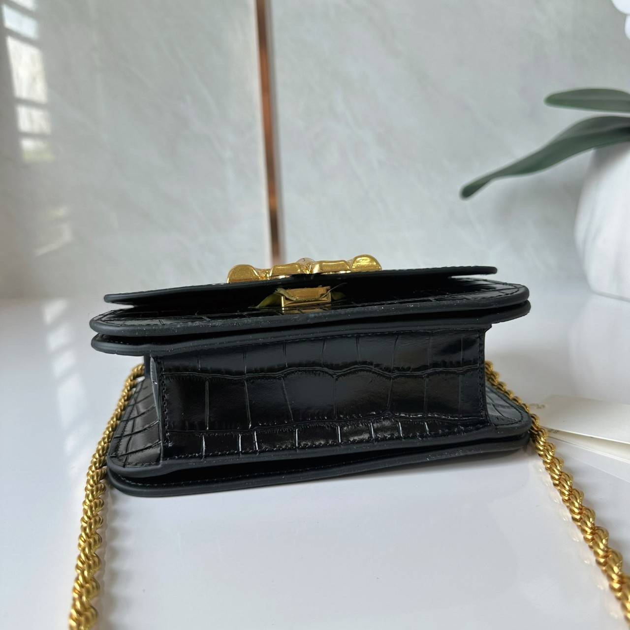 6 สี Tory Burch Croc Eleanor Small Bag / TORY BURCH ELEANOR CROC EMBOSSED LEATHER กระเป๋าสะพายหนังพิมพ์ลายจระเข้ ดีไซน์หรูหรา โด่นเด่นด้วยโลโก้แบรนด์อะไหล่ด้านหน้า และสายสะพายโลหะสีทอง