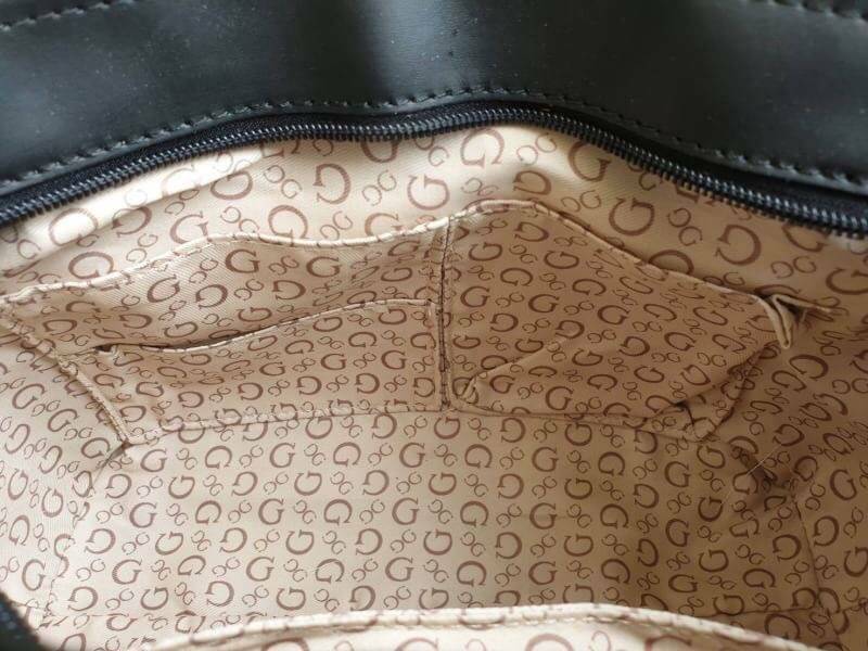 GUESS G LOGO PRINT TOTE BAG กระเป๋าถือหรือสะพายรุ่นใหม่ล่าสุดจาก GUESS FACTORY รุ่นยอดนิยม สวยอย่างมีสไตล์ สีสวยคลาสสิก รุ่นนี้มีการพิมพ์ลายโลโก้ รอบใบ หนัง faux-saffiano หนังคุณภาพดี ตั้งอยู่ทรง น้ำหนักเบา ประดับด้วยโลโก้แบรนด์อะไหล่เงิน สวยโดดเด่นที่กระ