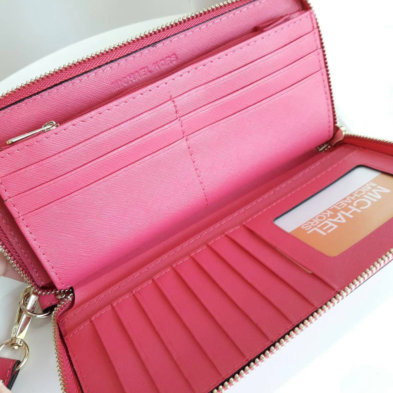 Michael kors saffiano long wallet กระเป๋าสตางค์ใบยาวแบบซิปรอบ วัสดุหนังลาย Saffiano สวยหรูมากๆ ด้านหน้าประดับ logo brand ซิปปั๊มแบรนด์ ภายในช่องใส่บัตร, ธนบัตร และช่องใส่เหรียญ ใส่ iPhone+ ได้ค่ะ มาพร้อมสายคล้องข้อมืออีก 1 เส้น ใบนี้คุ้มเกินราคา รับประกัน