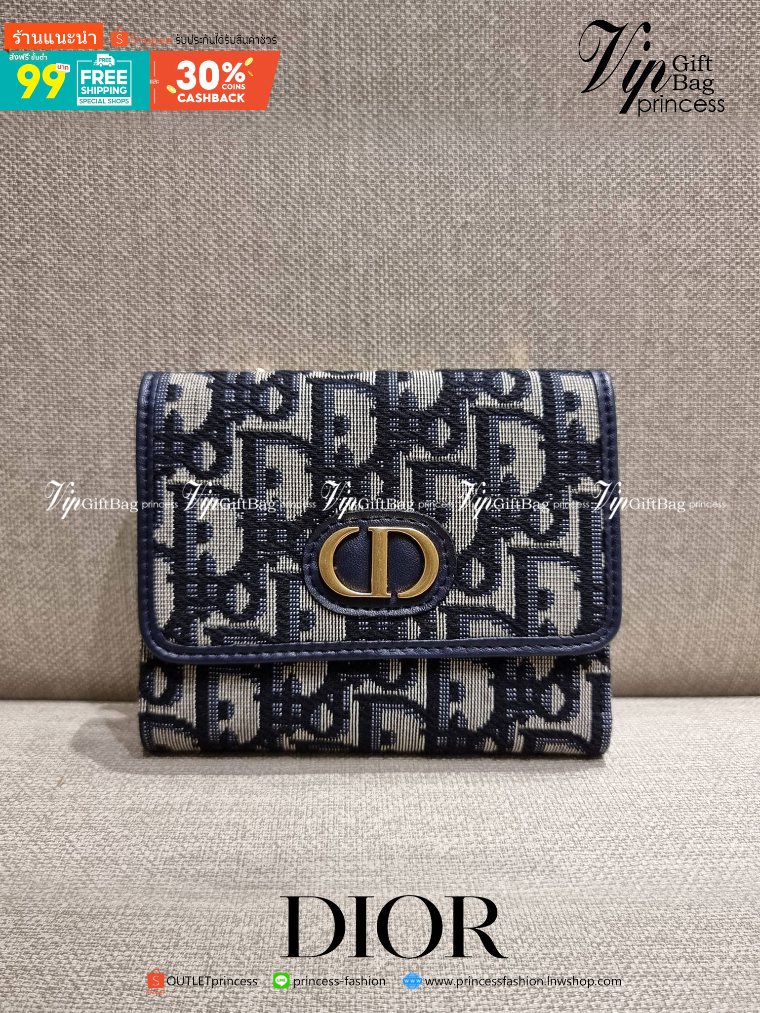 VIP 】CD MULTI WALLET WITH GWP กระเป๋าสตางค์ขนาดเหมาะมือ กำลังสวย พรีเมี่ยมกิ๊ฟจากเคาน์เตอร์ ดีไซน์แบบพับ ใช้งานง่าย พร้อมช่องซิปในตัว วัสดุผ้าแคนวาสปักลาย สลับหนังแท้ภายใน ภายในมีช่องใส่บัตร ใส่ธนบัตรได้ สะดวกใช้มากๆ มาพร้อม box set ในราคาที่ถูก พร้อมส่งต