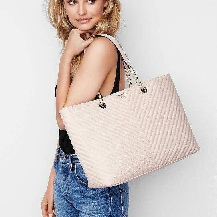 Victoria's Secret Shoulder Bag กระเป๋าสะพายทรงหรูจาก Victoria's Secret หนัง PU หนา รับน้ำหนักได้เยอะ เปิดปิดด้วยซิป ด้านหน้าประดับตัวอักษร VS ภายในมีช่องซิปและช่องใส่ของ จุได้เยอะค่ะ ใส่เอกสาร A4 หนังสือ ipad ได้สบาย เป็นอีกหนึ่งรุ่นเเนะนำที่สาว