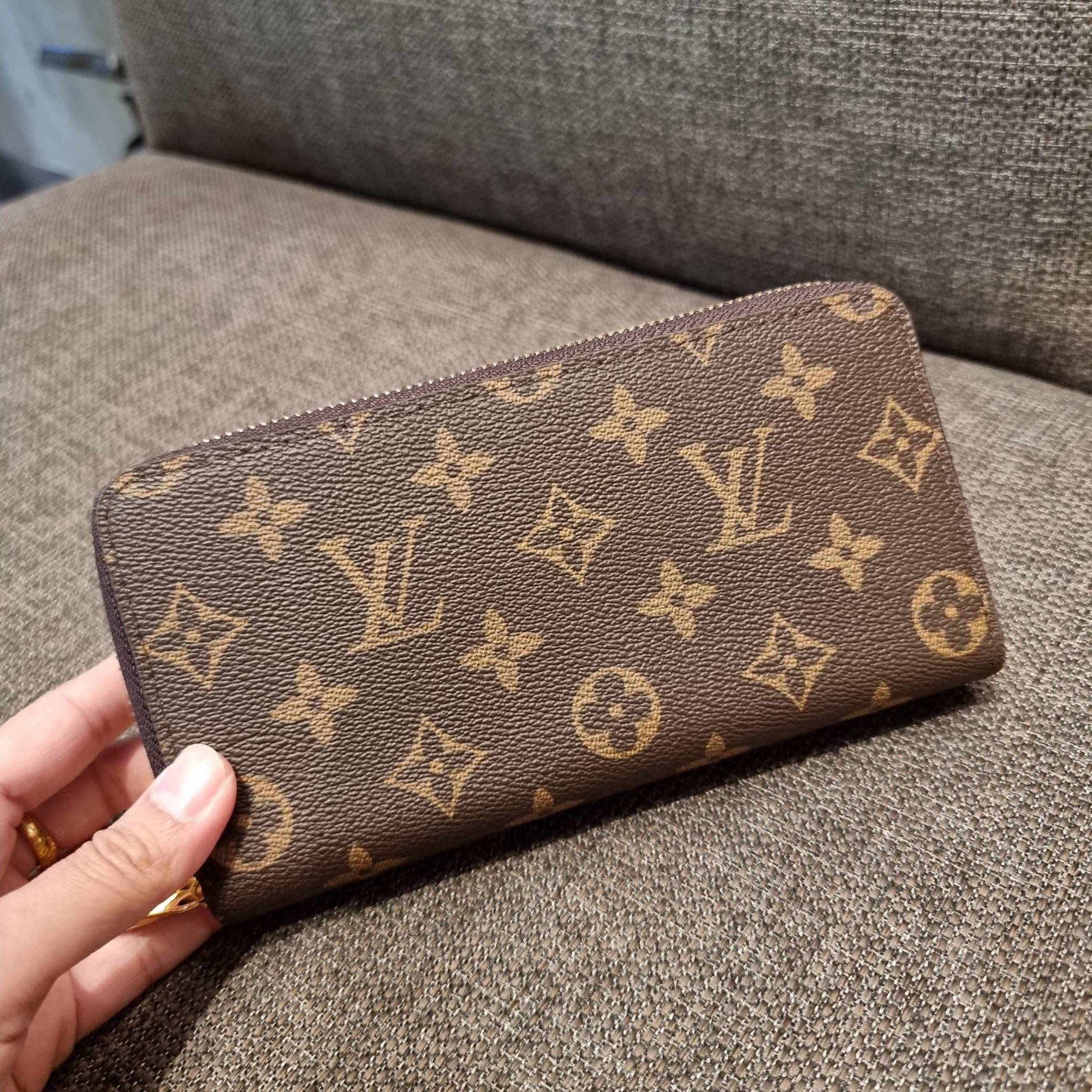 2ซิปก็ต้องมาแล้วแหละ!! IN STOCK แล้ว!! ด่วน!! เตือนแล้วน้า!!! LV long wallet ไอเท็มสุดฮิต ติดทุกกระแส แรงไม่เคยตก รุ่น unisex ที่จะหนุ่มๆสาวๆ ก็เลิฟได้หมด!! ใบยาวขนาดกำลังเหมาะมือ รอบนี้คือดี คุ้ม เพราะมาสองซิป ใส่กันแบบเน้นๆ เงินตุงกระเป๋ารับทรัพย์!! ถือ