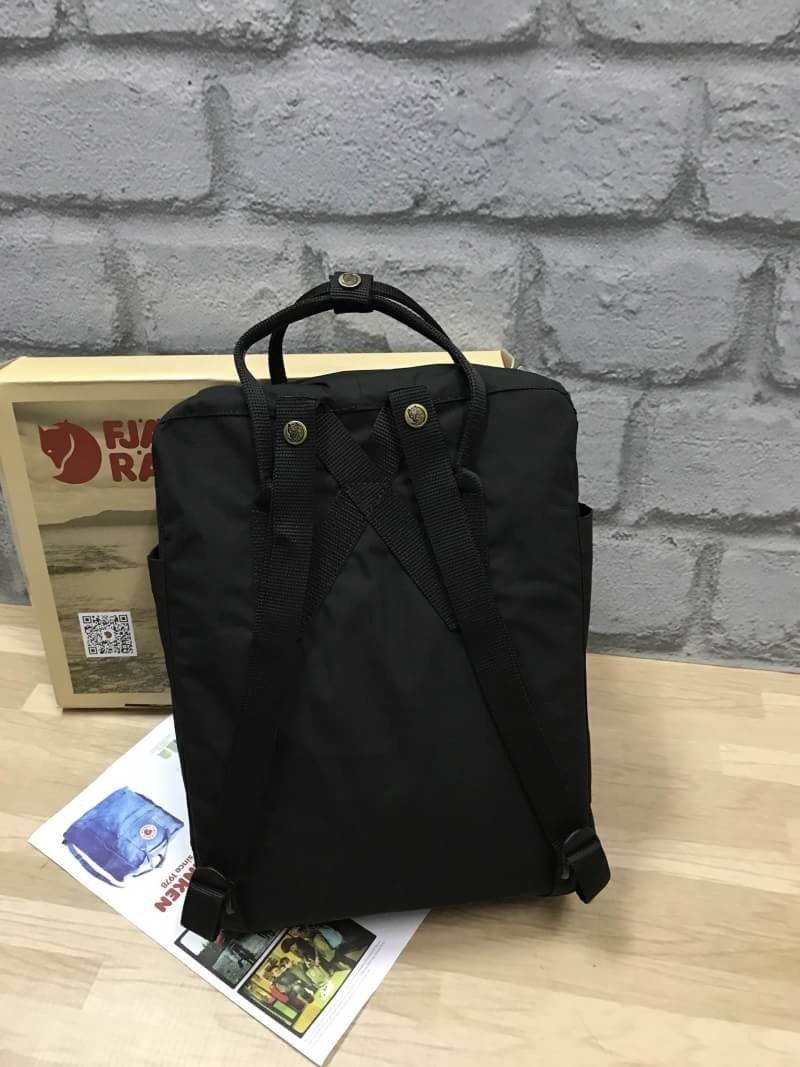Kanken backpack รุ่น Classic แบรนด์ดังจากสวีเดนที่นิยมกันมากในหมู่วัยรุ่น กระเป๋าเป้ที่มีน้ำหนักเบา แต่มีความทนทาน และช่องว่างต่างๆมากขึ้น มีซิปหน้าสำหรับใส่ของกระจุกกระจิก และหูหิ้วทั้งด้านหน้าและด้านหลัง สำหรับการหิ้วถือได้สะดวก ใส่มินิไอแพค กระเป๋าสตาง