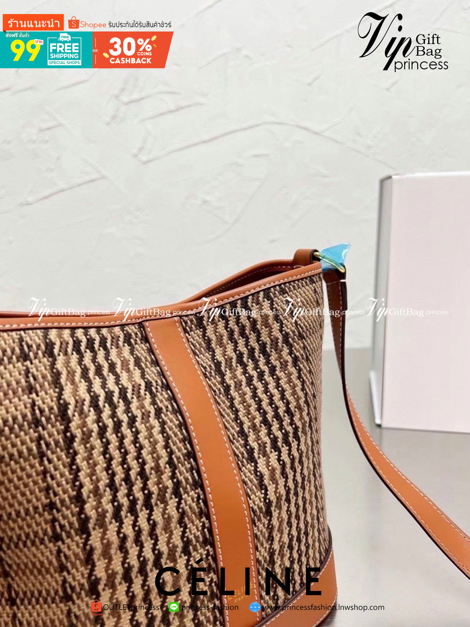 CELINE BUCKET BAG CUIR TRIOMPHE คอลเลคชั่นใหม่ ฮิตข้ามปี กับกระเป๋าสะพายทรงถัง ใช้งานง่ายที่สุด รุ่นใหม่งานผ้าทอลาย ซับในผ้าอย่างดี อะไหล่ทองปั้มทุกจุด สายสะพายยาวปรับระดับได้ วัสดุหนังวัว เรียบหรู ผู้ดีไปอีก ภายในโล่งกว้าง ใส่ของแบบจุๆไปเลย เป็นรุ่นที่ใช