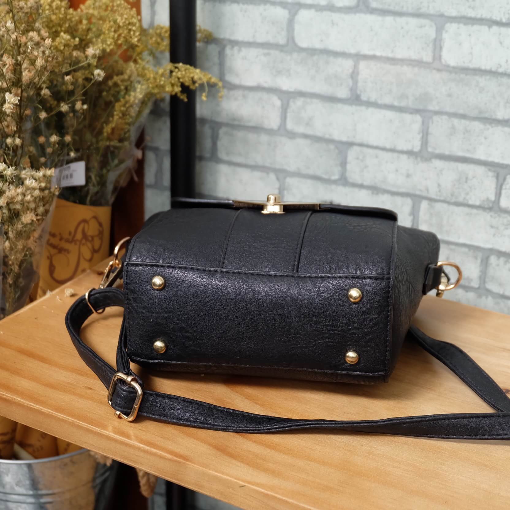 New arrival ! จากแบรนด์ KEEP #จุดเด่นที่ >ลายหนังสวยชัด >เนื้อ matte ถือสะพายเข้าง่ายกับทุกชุด >ขนากกระเป๋ามินิ กะทัดรัด คะ ใส่ กปต ยาว มือถือได้ > มีช่องย่อยแบ่งเก็บของด้านใน เป็นสัดส่วน >ก้นมีหมุดรองหนัง >มีสายยาวสะพายได้ ปรับ free siz