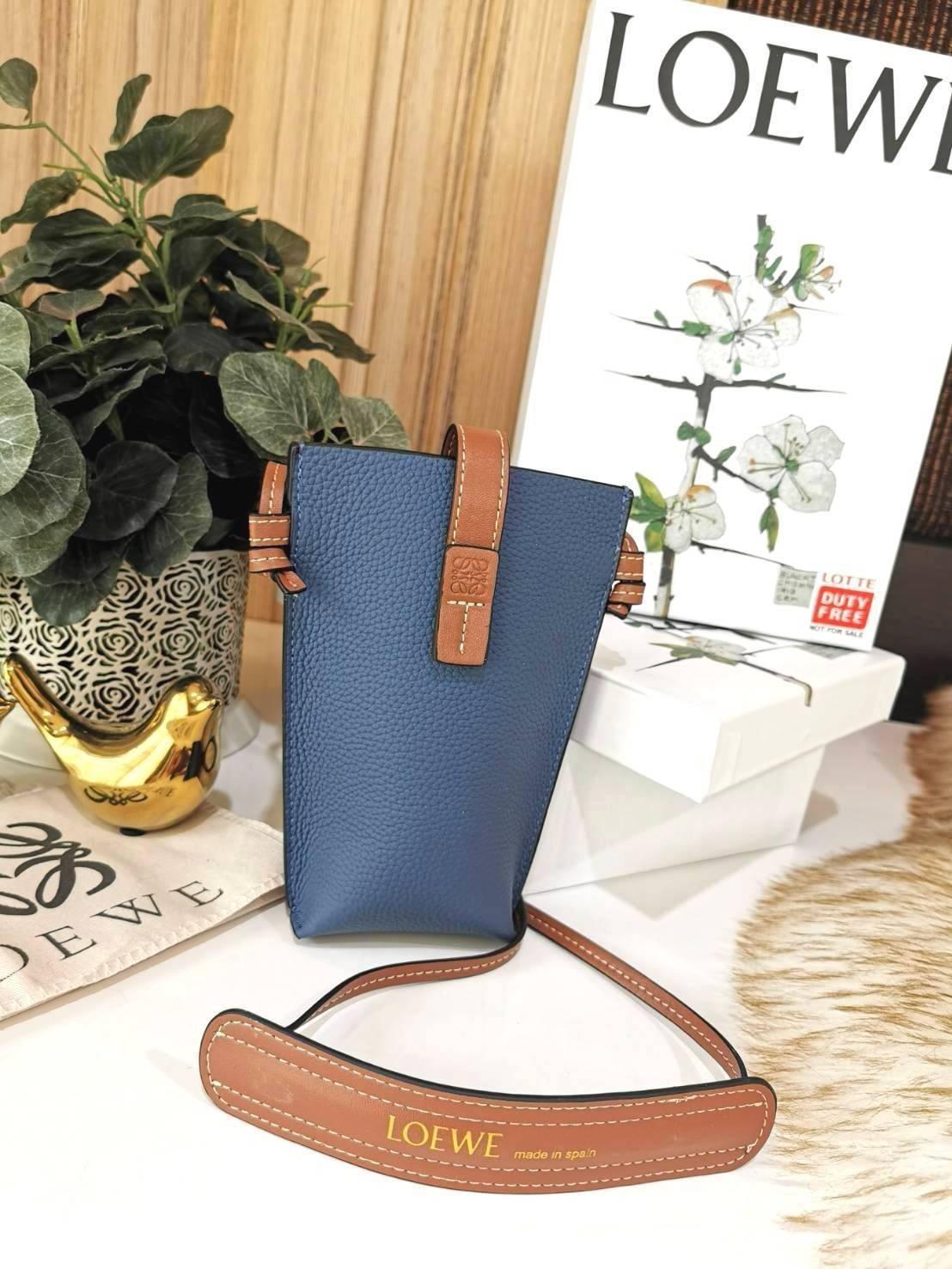 LOEWE MINI CROSSBODY BAG GIFT WITH PURCHASE (GWP) กระเป๋าสะพาย Limited จาก LOEWE วัสดุ Calfskin หนังแท้หนังสวยอยู่ทรงขนาดมินิดีไซน์มินิมอล ภายในโล่งใส่มือถือ บัตร ของจุกจิกได้ ด้านหลังมีช่องใส่ของ พร้อมสายหนังแท้คล้องคอได้ สะพายไหล่ Crossbody ได้ สายเลื่อ