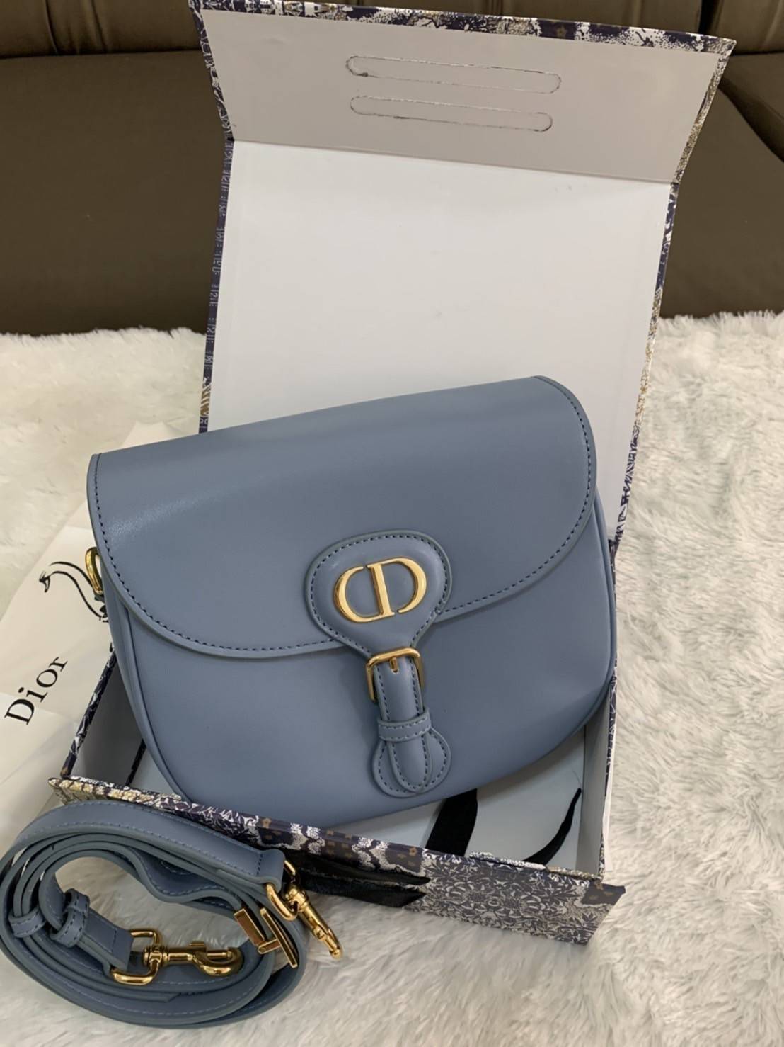 Dior Bobby Bag (GWP) พรีเมี่ยมกิ้ฟ Limited Edition วัสดุหนังแท้ Calfskin อะไหล่ทอง กระเป๋าหรูยอดฮิต ดีไซน์เป็นทรงโค้งเรียบหรูแบบโบฮีเมียนนิดๆ ด้านหน้าประดัลโลโก้ CD เด่นชัด ตอกย้ำความเป็นแบรนด์หรู Christian Dior แมทกับชุดได้ง่าย ใช้ได้ทุกวัน ทั้งสะพายไหล่