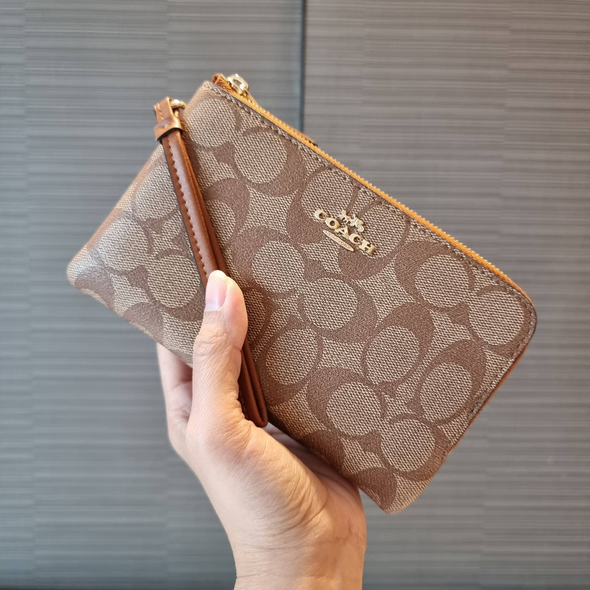 COACH F87591 DOUBLE CORNER ZIP WALLET IN SIGNATURE COATED CANVAS คล้องมือรุ่น 2 ซิป!! มาแล้วจ้า 🌟🤗 ไซส์นี้คือเหมาะมือจริงๆ พกง่ายเช่นเคย ไม่ต้องกังวลว่าจะเกะกะหรือกินพื้นที่กระเป๋าหลัก วัสดุหนังแคนวาสเคลือบลาย มีช่องหลักแยก 2 ช่อง ภายในบุผ