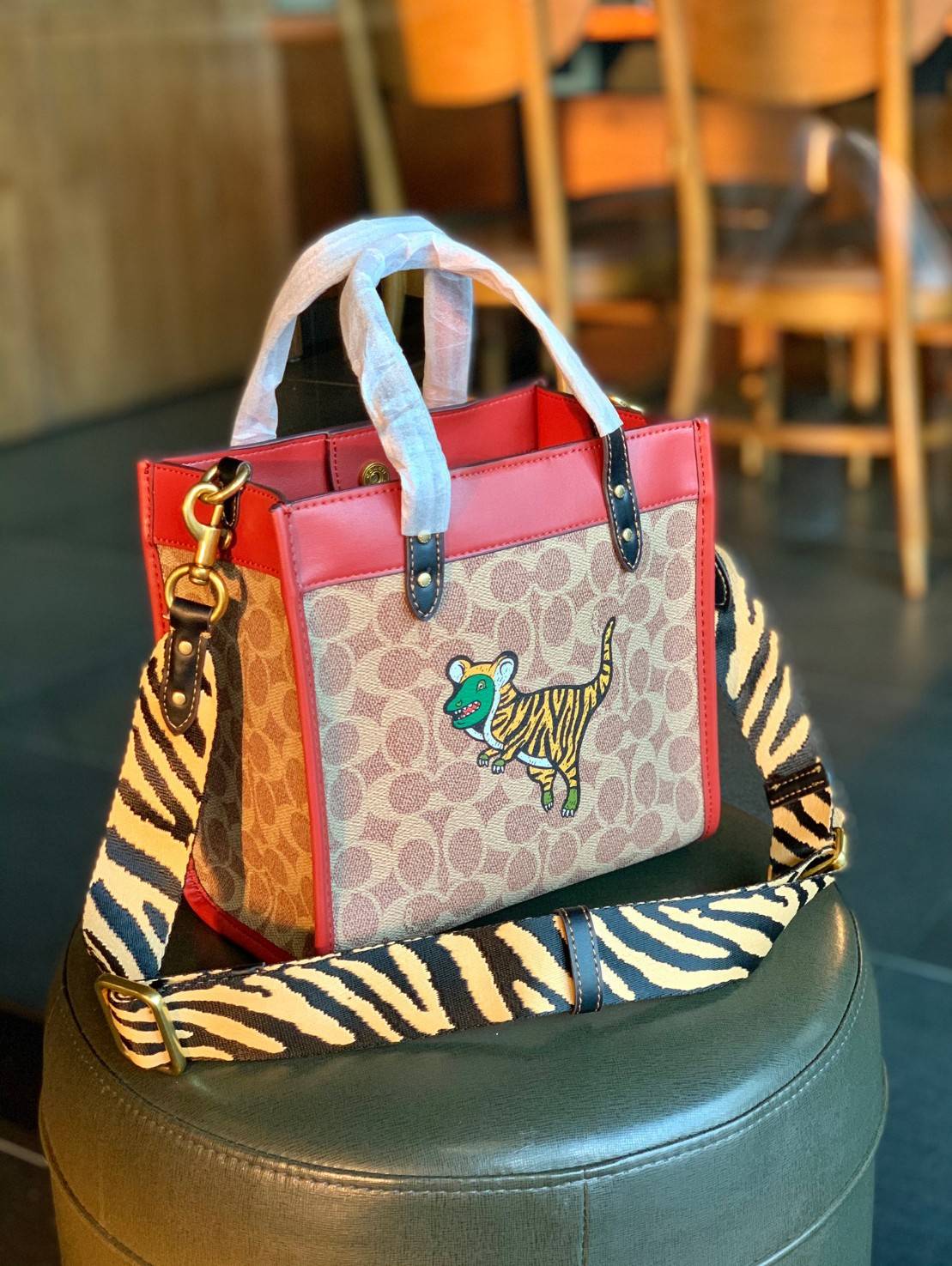 COACH LUNAR NEW YEAR FIELD TOTE 22 IN SIGNATURE CANVAS WITH TIGER REXY ((C7767)) 📌พร้อมส่งที่ไทย ต้อนรับปีเสือนี้กันค่าา! กระเป๋าทรงTote หนังแท้สวย 🔺ด้านหน้า สกรีนลาย Tiger Rexy อันเป็นสัญลักษณ์ประจำปีกันเลยค่ะ ปากกระเป๋าเปิดปิดแบบกระดุมแม