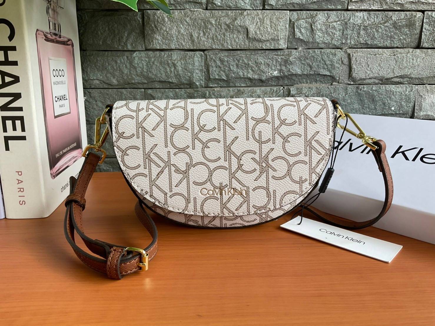 ของแท้ 💯% Calvin Klein Monogram Crossbody Bag กระเป๋าสะพายทรงครอสบอดี้ กระเป๋าคลัทช์ ทรงครึ่งวงกลม ขนาดน่ารัก ลายโมโนแกรมรอบใบ