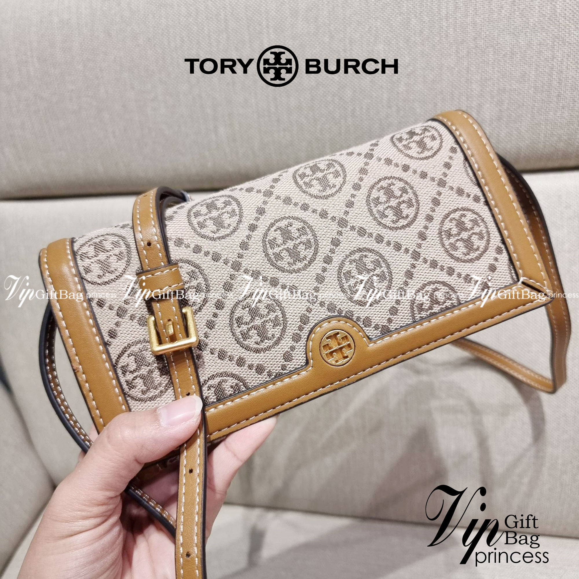 TORY BURCH T MONOGRAM JACQUARD CROSSBODY WALLET best seller ของคอลเลคชั่นนี้ ต้องไม่พลาด กับกระเป๋าสะพายกึ่งกระเป๋าสตางค์ ที่ช่วยให้ชีวิตง่ายขึ้น วัสดุผ้า jacquard ตัดสลับหนังแท้ เปิด-ปิดแบบฝาปิดแม่เหล็ก ภายในใส่ธนบัตรได้ มีช่องใส่บัตร และยังมีช่องซิปอีกด