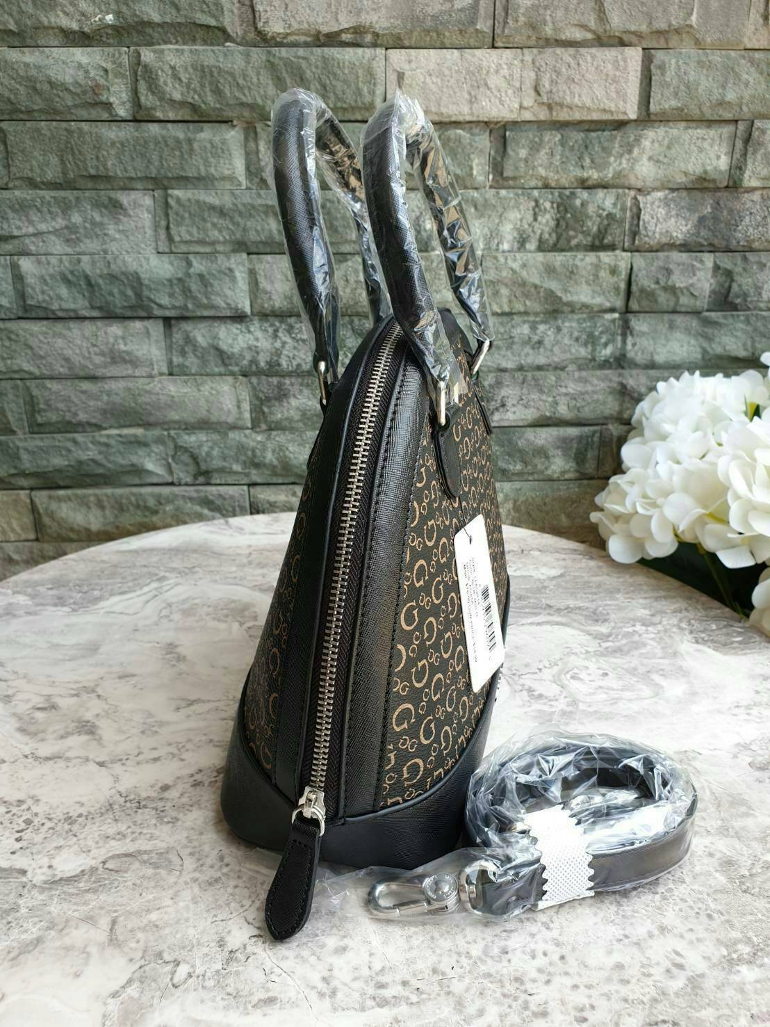 Guess Group Agata Dome Bag กระเป๋ารุ่นใหม่ล่าสุด!!! อวดไอเทมแสนเก๋กับกระเป๋าทรงโดม ทรงยอดนิยม สวยคลาสสิค สุดน่ารัก พิมพ์ลายรอบใบ วัสดุ Saffiano PU คุณภาพดี นิ่ม น้ำหนักเบา ด้านหน้าประดับด้วยโลโก้แบรนด์สวยโดดเด่น เปิดปิดด้วยซิปสะดวกใช้ ด้านในโล่งกว้างมีช่อ