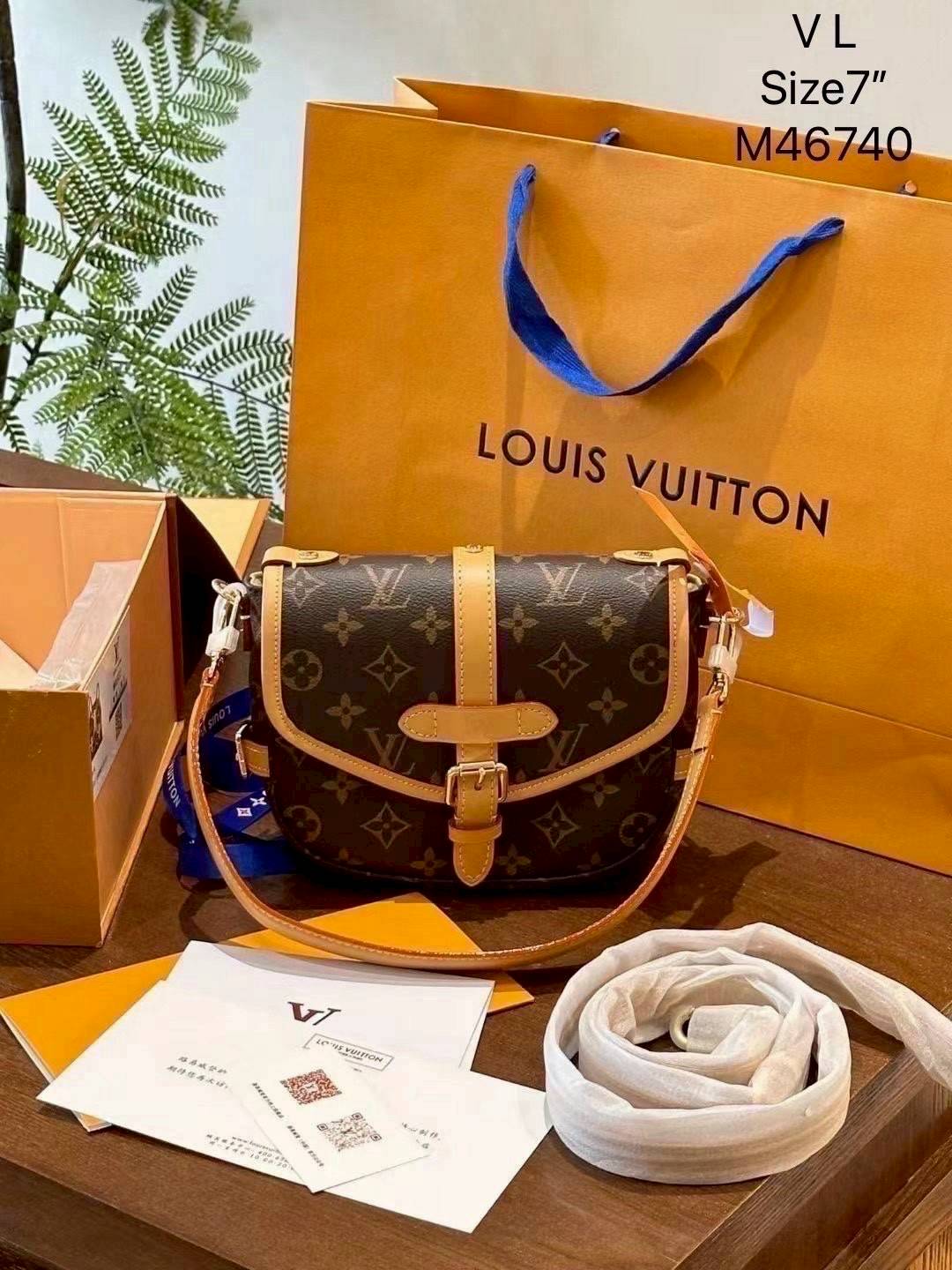 LV Saumur BB Monogram Canvas Bag กระเป๋าดีไซน์คลาสสิคแฝงดีเทลความหรู ร่วมสมัยคงเอกลักษณ์ดั้งเดิม รูปทรงอานม้าและหัวเข็มขัด