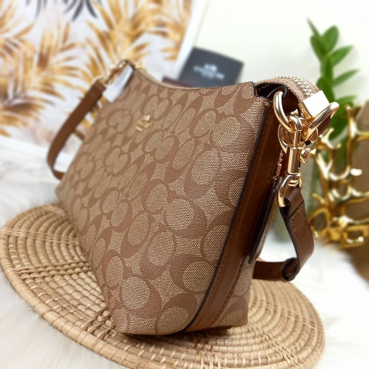 COACH LEWIS SHOULDER BAG IN SIGNATURE CANVAS (COACH F85696)🌺พอชใบใหญ่ ใส่ของได้จุใจ มีสายให้ 2 สาย อะไหล่สีทอง หรูหรา คลาสสิค สายยาวถอดได้ ปรับได้ ช่องด้านใน กว้างมากๆ ใช้ได้ทุกโอกาสจริงๆ แนะนำ ไม่ควรพลาดจ้า