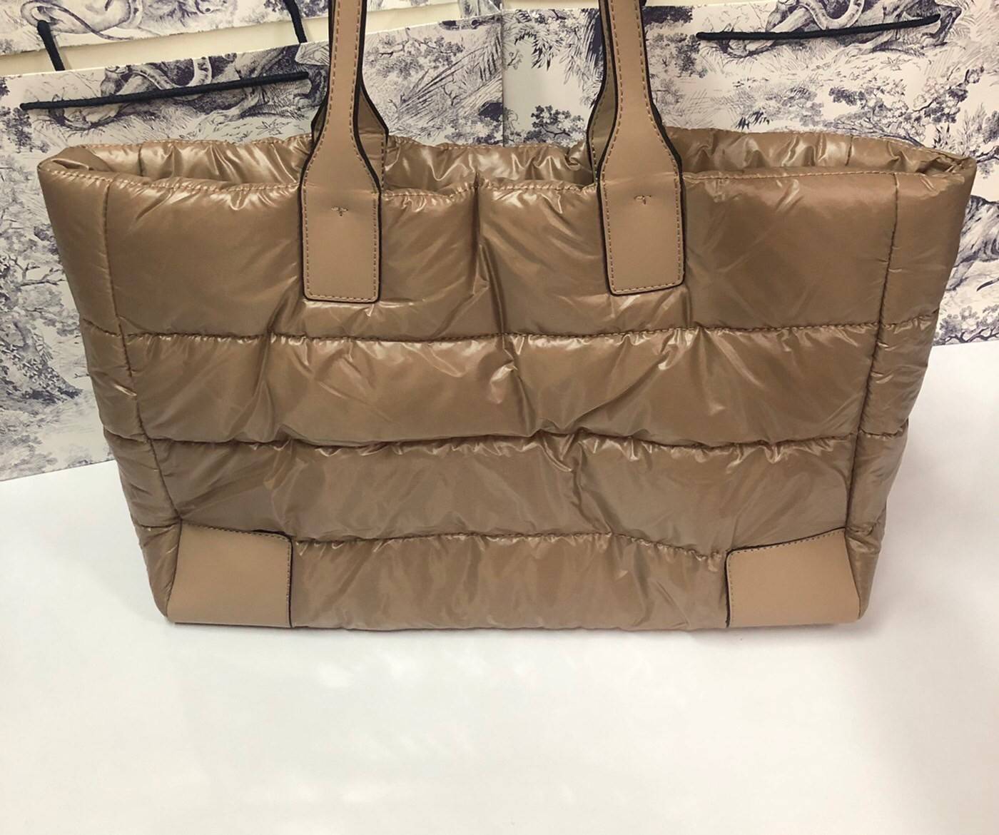 พร้อมส่งที่ไทย TORY BURCH Ella Puffer Tote Bag 40cm กระเป๋าโท้ทใบใหญ่ ภายในโล่งกว้าง จุของได้เยอะ ภาพสินค้าถ่ายจากงานขายจริง ใช้งานต่างประเทศได้