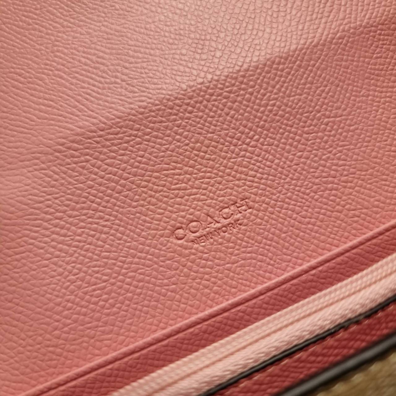 COACH F52601 POP SLIM ENVELOPE WALLET IN SIGNATURE รุ่นขายดี ขายหมด!! รุ่นหายาก!! เติมสต็อคจ้า!! กระเป๋าสตางค์รุ่นฝาพับ ดีไซน์เรียบหรู คลาสสิค ใช้งานง่ายและสะดวกมากๆ ด้วยซองซิปที่เสียบด้านหลัง ถอดแยกออกมาใช้ได้ หรือเอาออก พกกระเป๋าเดี่ยวๆก็ได้ ถือใบนี้ดูไ