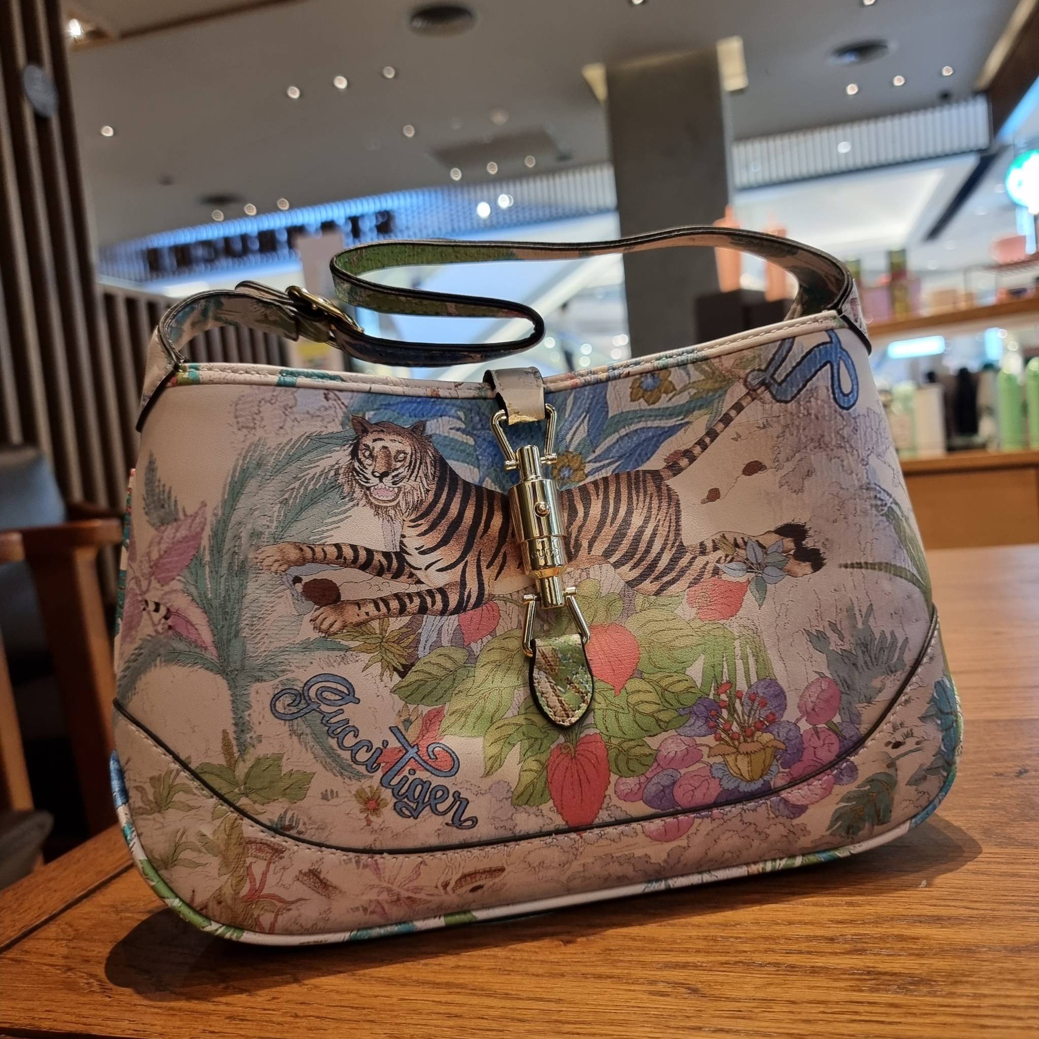 GUCCI SHOULDER BAG โปรเจคฉลองปีเสือ ปังฉุดไม่อยู่!! คอลเลคชั่นยอดฮิต GC multi bag ไซส์ใหญ่น่าสะพาย ดีไซน์ลวดลายชิคมากๆ!! โดดเด่นไม่ซ้ำใคร กับกระเป๋าสะพายวีไอพี พรีเมี้ยมกิ๊ฟที่จะทำให้หลงรักกันไปแบบสุดๆ มีดีเทลแฝงความหรูในตัว วัสดุหนังสังเคราะห์พรินท์ลายคม