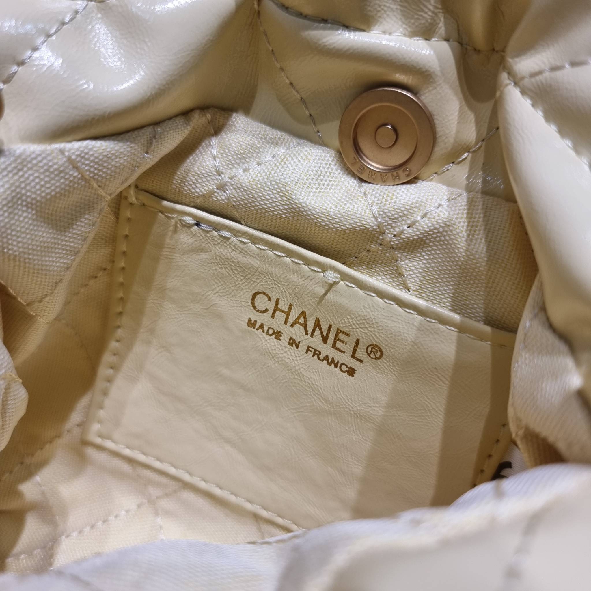 Chanel 22 mini bag / CHANEL 22 MINI HANDBAG พร้อมส่ง 4 สี กระเป๋าสะพาย ดีไซน์เรียบหรู โดดเด่นจากสายสะพายโซ่สีทอง และเหรียญโลโก้ ใช้ได้ง่ายๆไปเลยทุกโอกาส