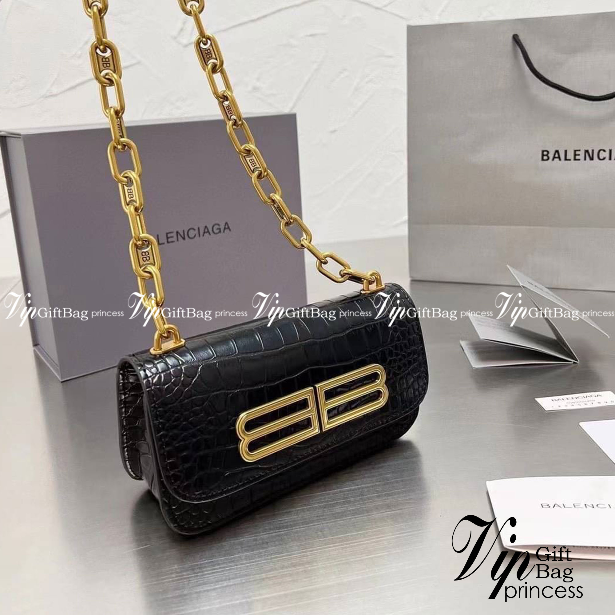 BALENCIAGA BB Logo Crocodile Embossed Leather Wallet on Chain กระเป๋าสะพายขนาดมินิน่ารัก หนังสวยลาย Croc พร้อมสายสะพายโซ่ปั้มแบรนด์ BB สวยหรูมากค่ะ เป็นดีไซน์ที่สามารถใช้ได้นาน ๆ เข้าได้กับทุกลุคอีกด้วยนะ