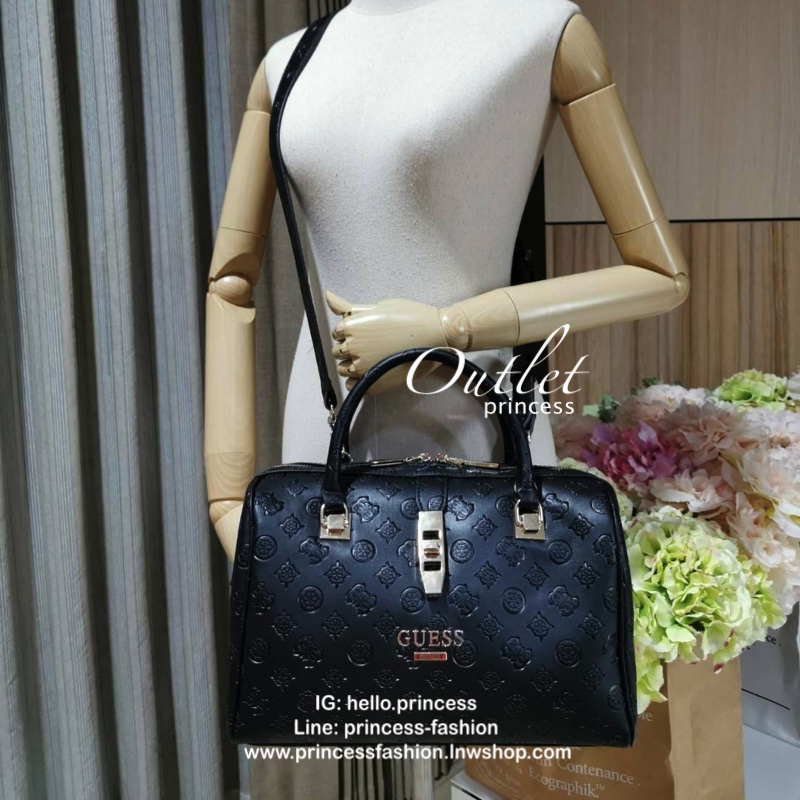 GUESS WOMEN’S SINGNATURE BOWLING BAG กระเป๋าสะพายทรง Bowling รุ่นใหม่จาก GUESS FACTORY หนังนิ่มสวยหรูอยู่ทรงปั้ม SINGNATURE BRAND รอบใบโดดเด่น ใบใหญ่กำลังดี น้ำหนักเบา ด้านหน้าประดับโลโก้ หูหิ้วเเข็งแรงพับลงได้ เปิดปิดด้วยซิปคู่สะดวกใช้ หัวซิปแบรนด์ ภายใน