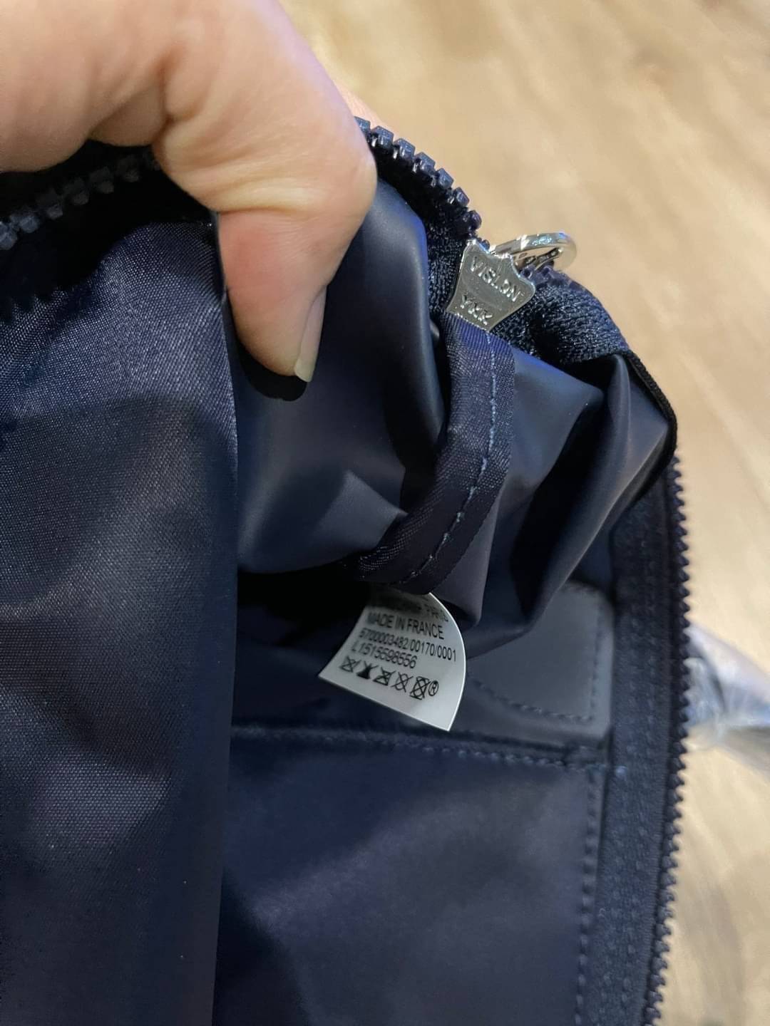 8สี พร้อมส่ง Longchamp LE PLIAGE NÉO TOP HANDLE BAG (medium size) อีกหนึ่งรุ่นยอดนิยม ที่สาวๆ ต้องมีไว้เก็บไว้สักใบ กระเป๋าโท้ทใบนี้ มาพร้อมกับสีที่มีสไตล์เรียบง่าย มีสายสะพายยาวปรับสั้นยาวได้ช่วยให้คุณสามารถสะพายไหล่ได้อย่างสบาย ในตัวสายปักโลโก้อันเป็นสั