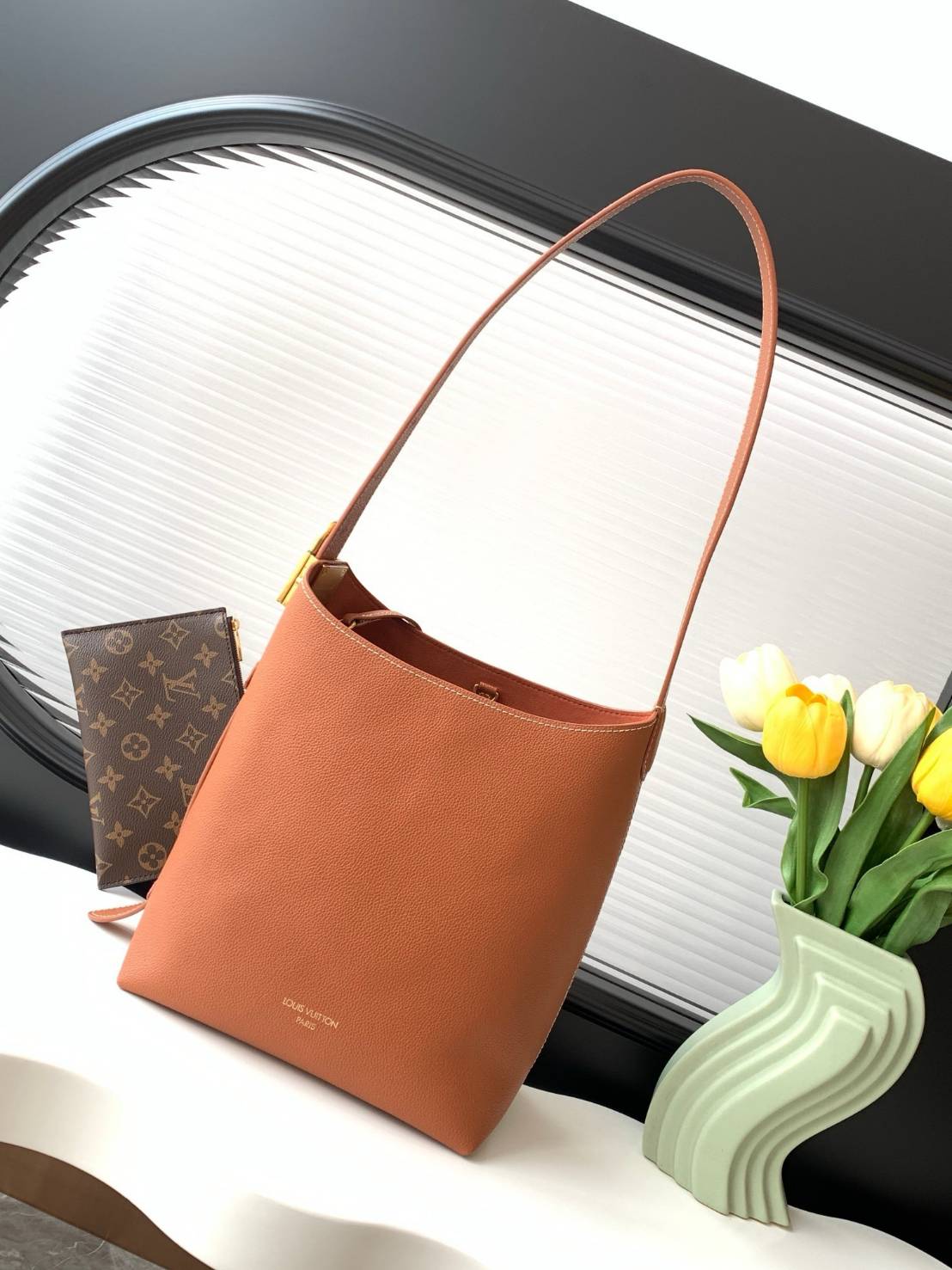 TOP ORI | หนังแท้ LV Low Key Hobo PM Bag เกรดเทียบแท้เทพดีสุด กระเป๋าสะพายทรงโท้ทรุ่นใหม่ เผยความเรียบหรูมีระดับด้วยรูปทรงเรียบง่ายและงานฝีมือประณีตไร้ที่ติ