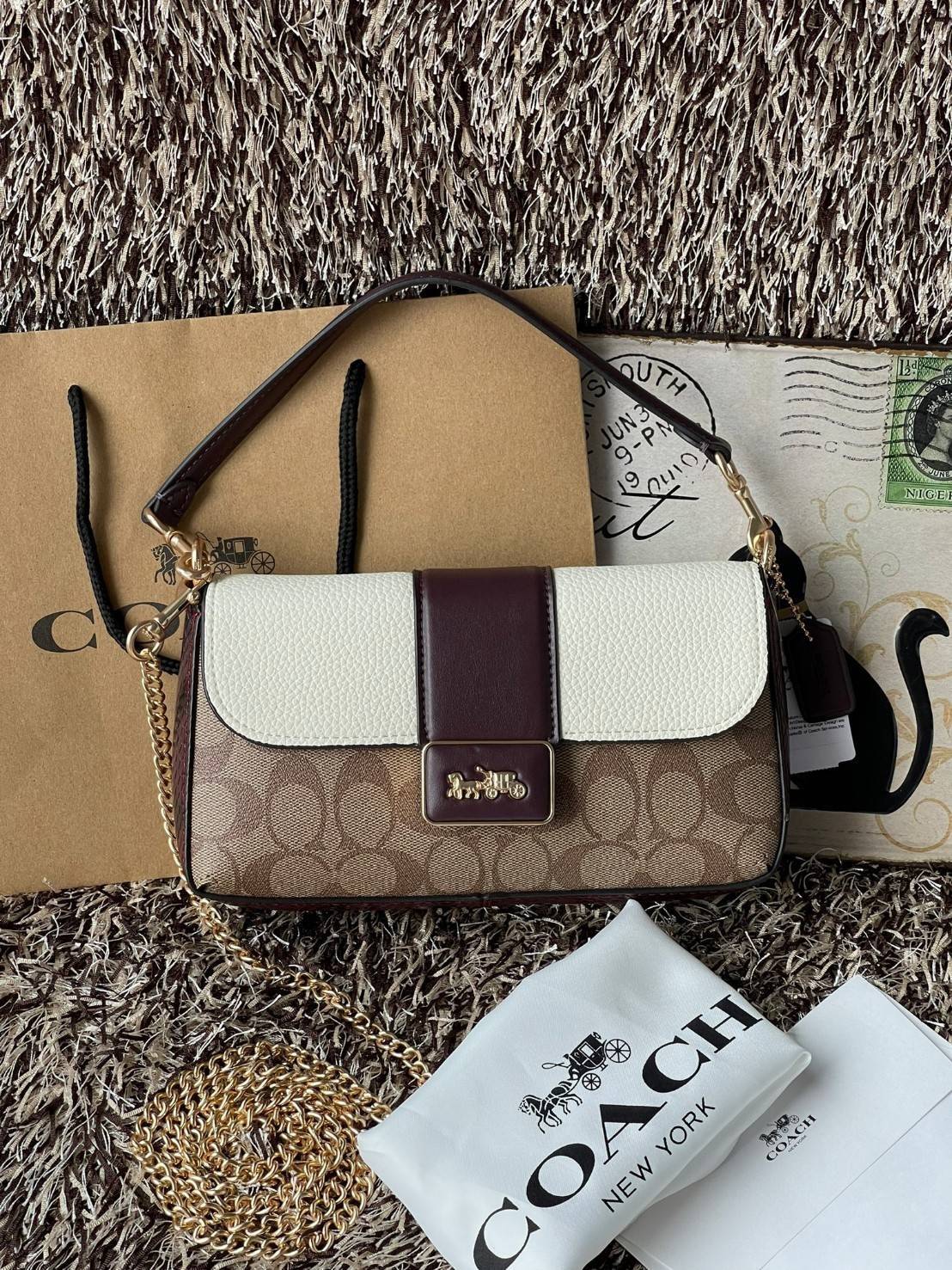 Coach grace series carriage logo handbag slingbag shoulderbag F2232 กระเป๋ามาพร้อมดีไซน์ที่ดูหรูหรา มีเอกลักษณ์เป็นที่จดจำได้ง่าย รวมถึงมีสีสันให้เลือกหลากหลายจึงครองใจสาว ๆ ได้ไม่ยาก โดยกระเป๋าออกแบบให้มีลักษณะเป็นกระเป๋าสะพายไหล่ทรงเหลี่ยมสุดคลาสสิก ที่