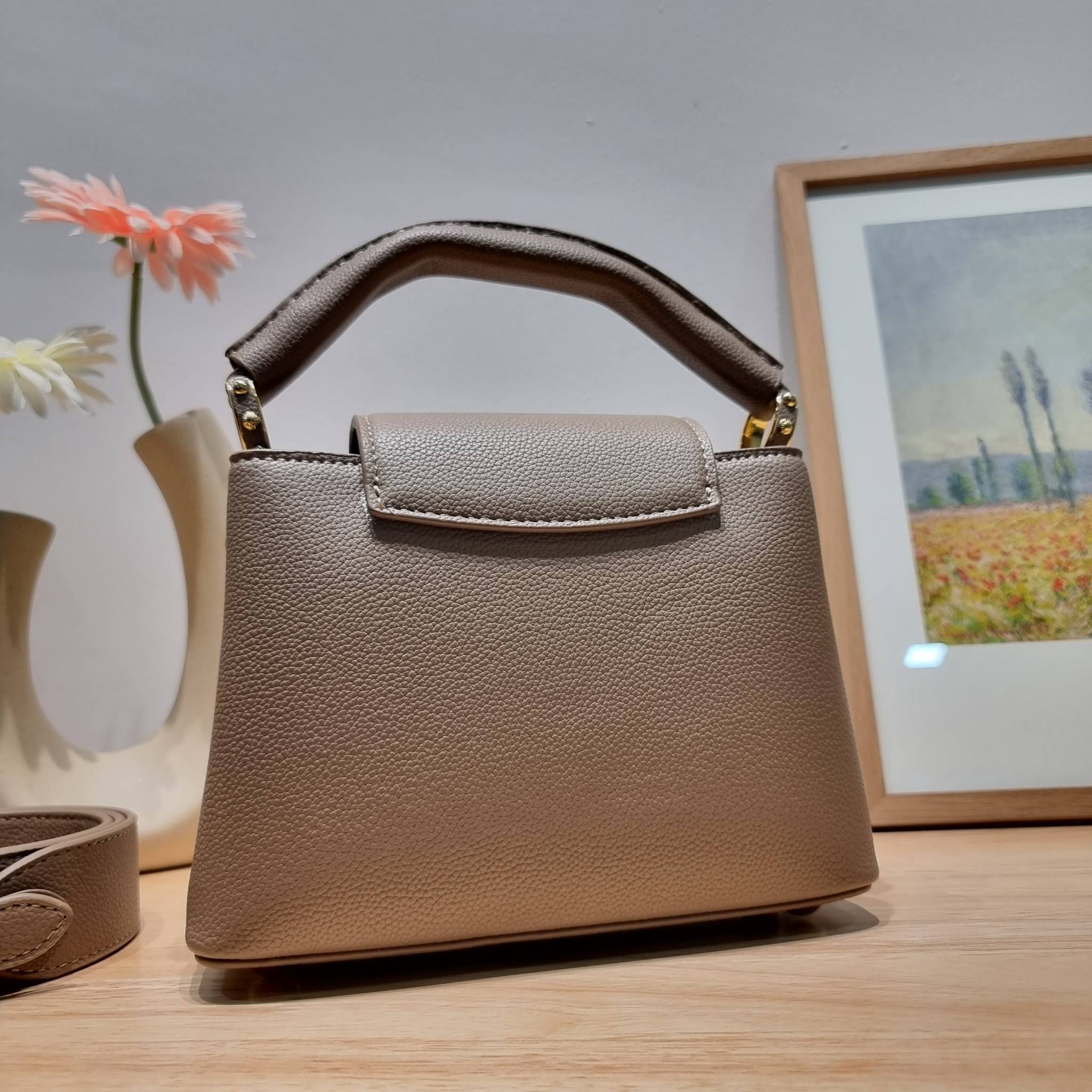 LV capucines mini top handle ที่สุดของความสวยในราคาเบาๆ กระเป๋าถือสุดหรู ดีไซน์ทรงคลาสสิค ที่รอบนี้มาในไซส์มินิ ดีงามม้ากกกก!! มาพร้อมหูจับในตัว ด้วยรูปทรงวินเทจและวัสดุหนังลูกวัว ขับผิว ทำให้ไอเท็มนี้สะกดทุกสายตาจริงๆ