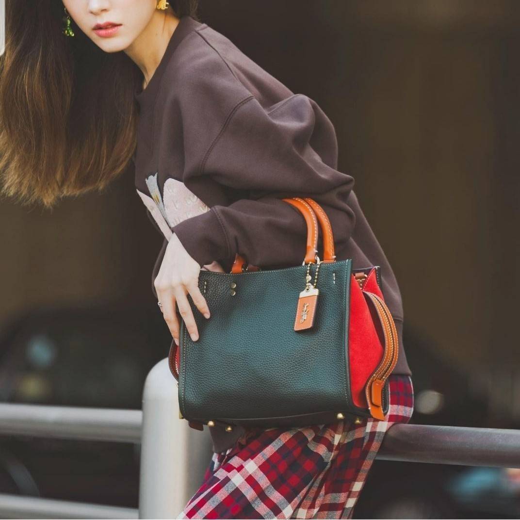 OUTLET 】COACH ROGUE 25 IN COLORBLOCK (C5575) ที่สุดแห่งความหรูหรา สุดคลาสสิค 🌺กระเป๋าหนังแท้คุณภาพเยี่ยม สัมผัสนิ่มละมุนจนต้องหลงรัก ด้านข้างเพิ่มความสวยเก๋ด้วยหนังกลับ อยู่ทรงสุดสวย น่าใช้ น่ามอง จนใครๆต้องเหลียวหลังตาม//ด้านในมี 2 ช่องกว้าง กับอ