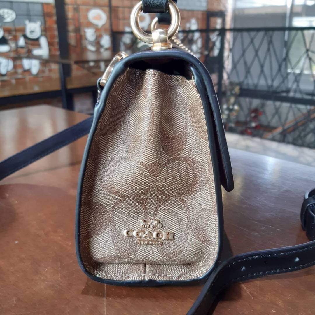 COACH TILLY SATCHEL 23 IN SIGNATURE CANVAS ((C1802//C1439/C1435)) กระเป๋า crossbody สวยหรู ขนาดใหม่ พร้อมสีมาใหม่!! ดีไซน์ย้อนยุค วัสดุหนังแคนวาสเคลือบลายสลับหนังแท้ มาพร้อมหูจับในตัว และสาย crossbody ปรับได้ตามตัว เปิด-ปิดด้วยตัวบิดล็อค ภายในโล่ง บุกำมะห