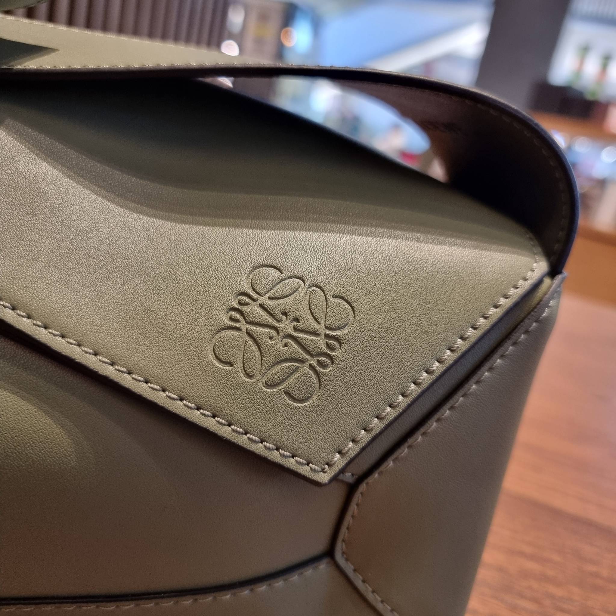 LOEWE PUZZLE HOBO BAG ใหม่ล่าสุด กับแบรนด์ที่มีดีไซน์โดดเด่นเป็นเอกลักษณ์ สวยหรูทุกรุ่นจริงๆ!! กระเป๋าสะพายโฮโบ ทรงสวย สไตล์พัซเซิลคลาสสิค วัสดุหนังวัวฟอกสี นิ่มมือ ฟินมาก!! เปิดใช้งานด้วยซิป ที่ภายในโล่งกว้าง ใส่ของสำคัญได้ครบไม่มีพลาด แบบสบายๆ มาพร้อมสา