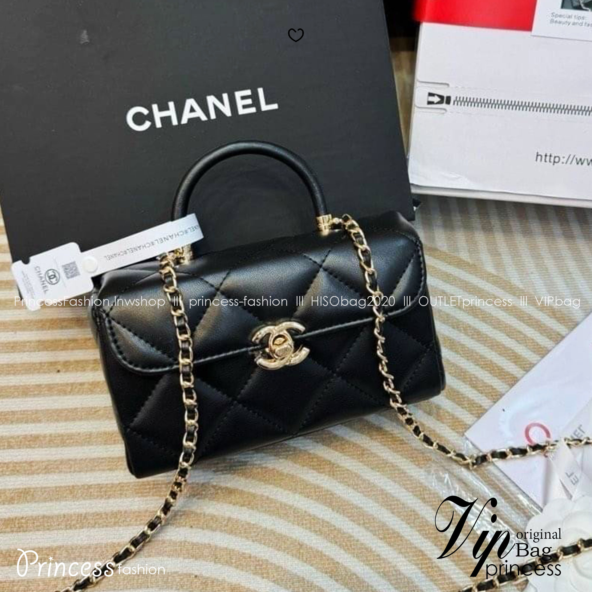 CHANEL Mini Box Bag กระเป๋าถือสุดหรู สวยดูแพง รูปทรงคลาสสิค มีกระจกด้านใน หูจับในตัว สะดวกต่อการพกพา หนังอย่างดีเรียบเงา ภายในเป็นช่องโล่ง คล้ายรุ่น Vanity Bag ใส่เครื่องสำอางค์ได้ มาพร้อมสายสะพาย ปรับใช้ได้ตามต้องการ